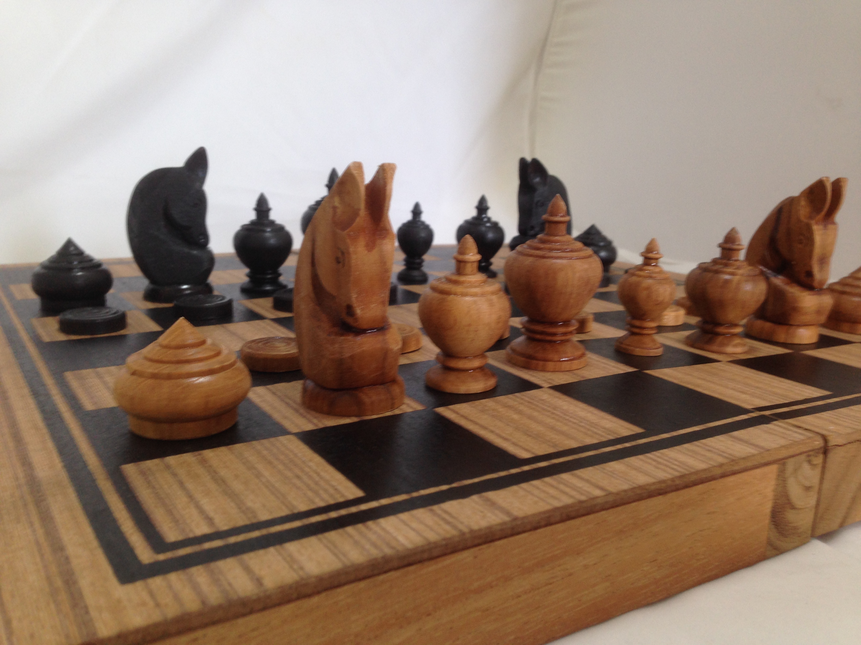 ชุดกระดานและตัวหมากรุกไทยไม้สักพร้อมกล่องเก็บ