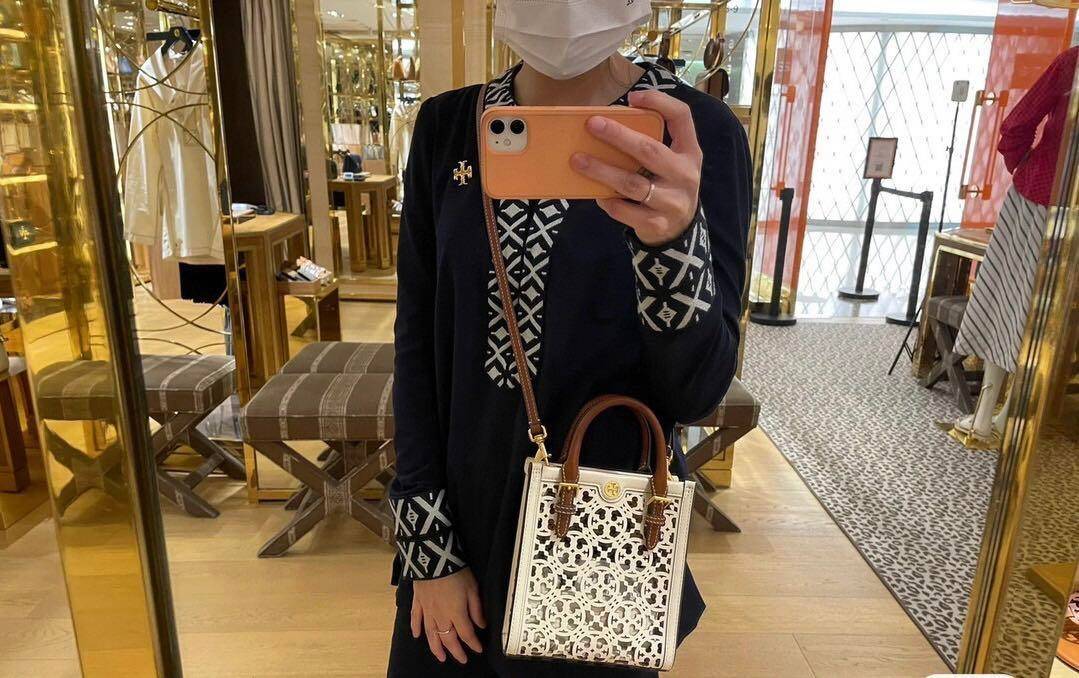 TORY BURCH T MONOGRAM LASER-CUT MINI TOTE ใจบางที่สุดกับคอลเลคชั่นนี้ กับกระเป๋าสะพายทรงโท้ท ไซส์มินิ ที่เพิ่มดีเทลความแพงด้วยการฉลุลวดลายโมโนแกรมรอบใบ ถักทอเป็นเส้นลายสานที่สวยงามมาก งานฝีมือจริงๆ วัสดุหนัง cowhide ปากกระเป๋ามีแถบแม่เหล็กกันหล่น และมีหูจ