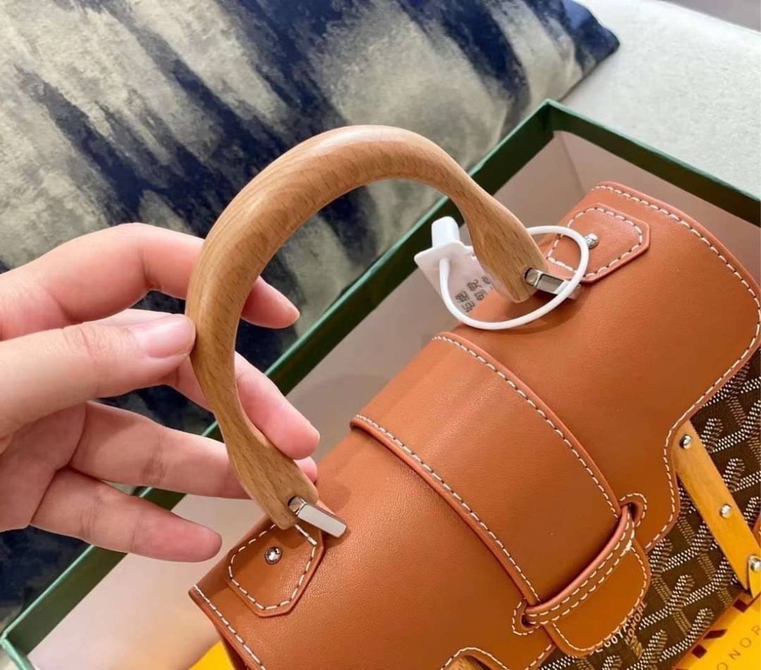 GOYARD Saigon Structure Mini Bag คุ้มค่าและ exclusive ที่สุดกระเป๋าทรงโท้ทไซส์มินิ ดีไซน์ล้ำ โดดเด่นด้วยรูปทรงและมือจับไม้สังเคราะห์ ที่ไม่เหมือนใคร และเพิ่มลูกเล่นด้วยสายคาด ใช้งานได้ทุกสถานการณ์ หยิบใช้วันไหนๆ ก็ตอบโจทย์ได้หมดน้า