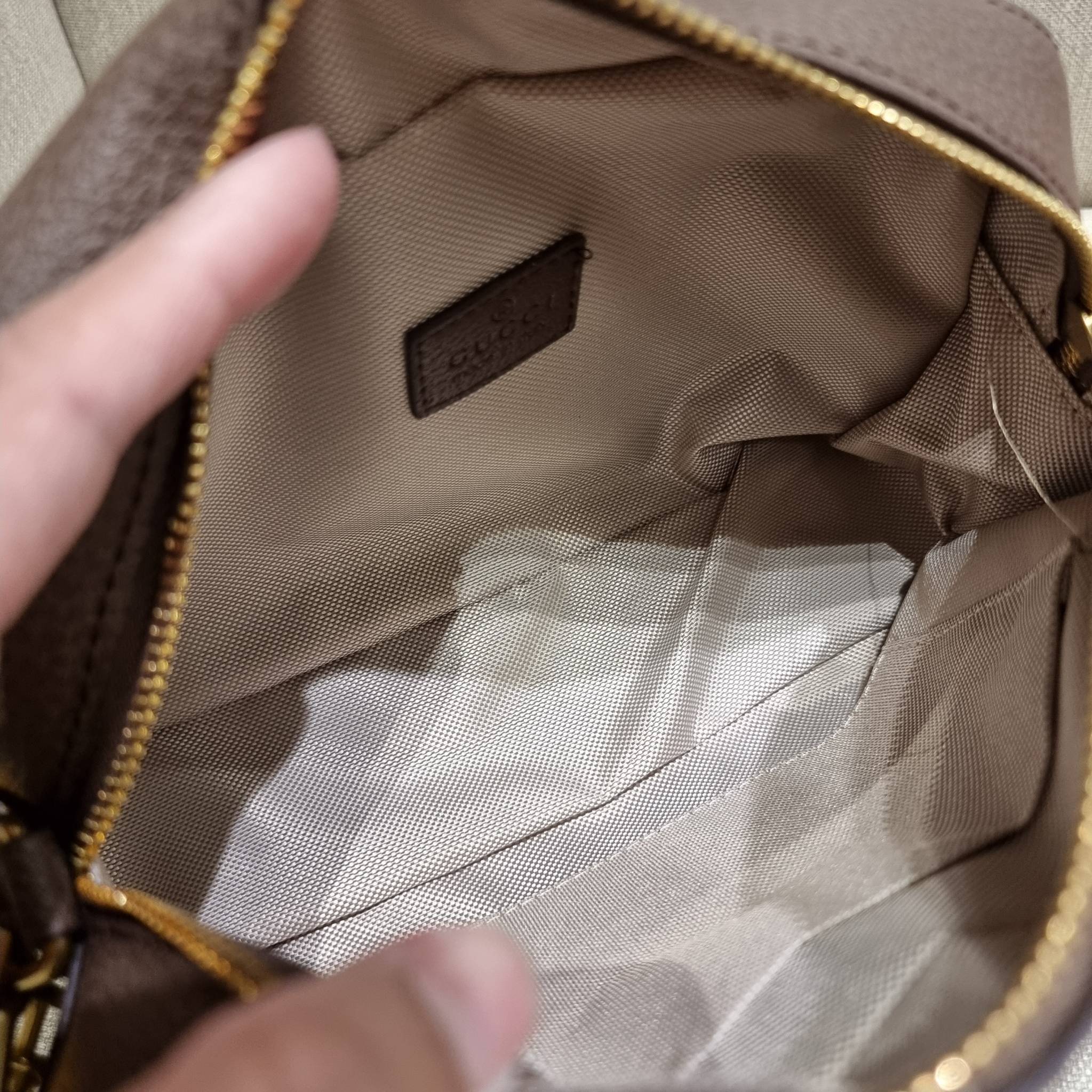 VIP 】GC STRAP SHOULDER BAG กระเป๋าสะพายข้างวีไอพีจากเคาน์เตอร์ duty free วัสดุหนังแคนวาสทนทาน ทรงสวย โดดเด่นตรงสายสะพายสีสดใสเป็นเอกลักษณ์ ตัดกันกับกระเป๋าได้อย่างลงตัว เปิด-ปิดกระเป๋าด้วยซิป รูดใช้งานง่าย ภายในโล่งกว้าง มีช่องแยกให้ ใส่ของสำคัญได้สบายๆ ส