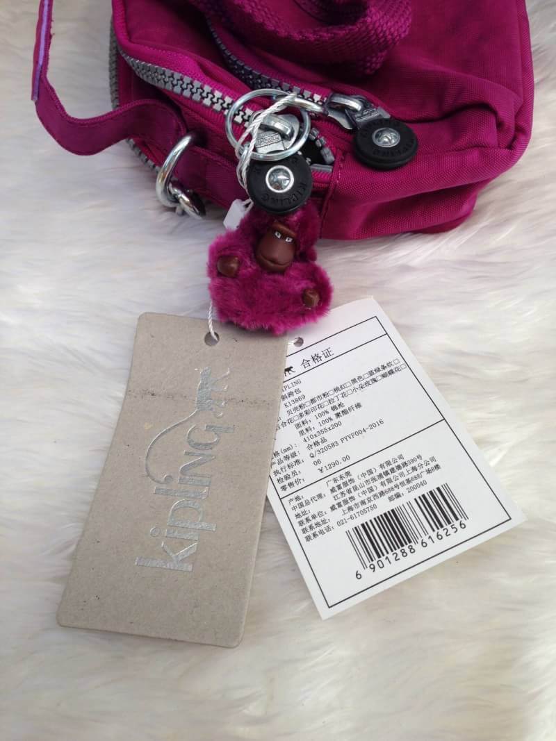 Kipling Mini Shoulder Bag K13869 Outlet Hongkong กระเป๋าสะพายไหล่ใบเล็กน่ารัก วัสดุผ้าไนล่อนกันน้ำอย่างดีตามแบบฉบับแบรนด์ แบ่งเป็นช่องซิป 3 ช่อง มีหูจับ ด้านในบุผ้าแบรนด์ มาพร้อมพวงกุญแจน้องลิง ใบนี้จุของได้เยอะน้ำหนักเบาค่ะ เหมาะมากกับการสะพายไปเที่ยวชิว