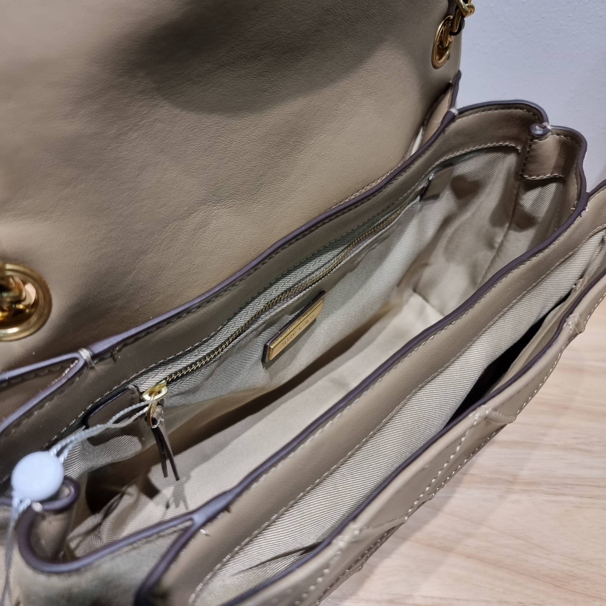 TORY BURCH FLEMING SOFT CONVERTIBLE SHOULDER BAG รุ่นหายาก กับดีไซน์ใหม่ล่าสุด มาพร้อมเสิร์ฟความสวยถึงบ้านไปเลย กับกระเป๋าสะพายไหล่ขนาดกำลังสวย หนังแท้นิ่มเต็มใบ สัมผัสสบายมือ