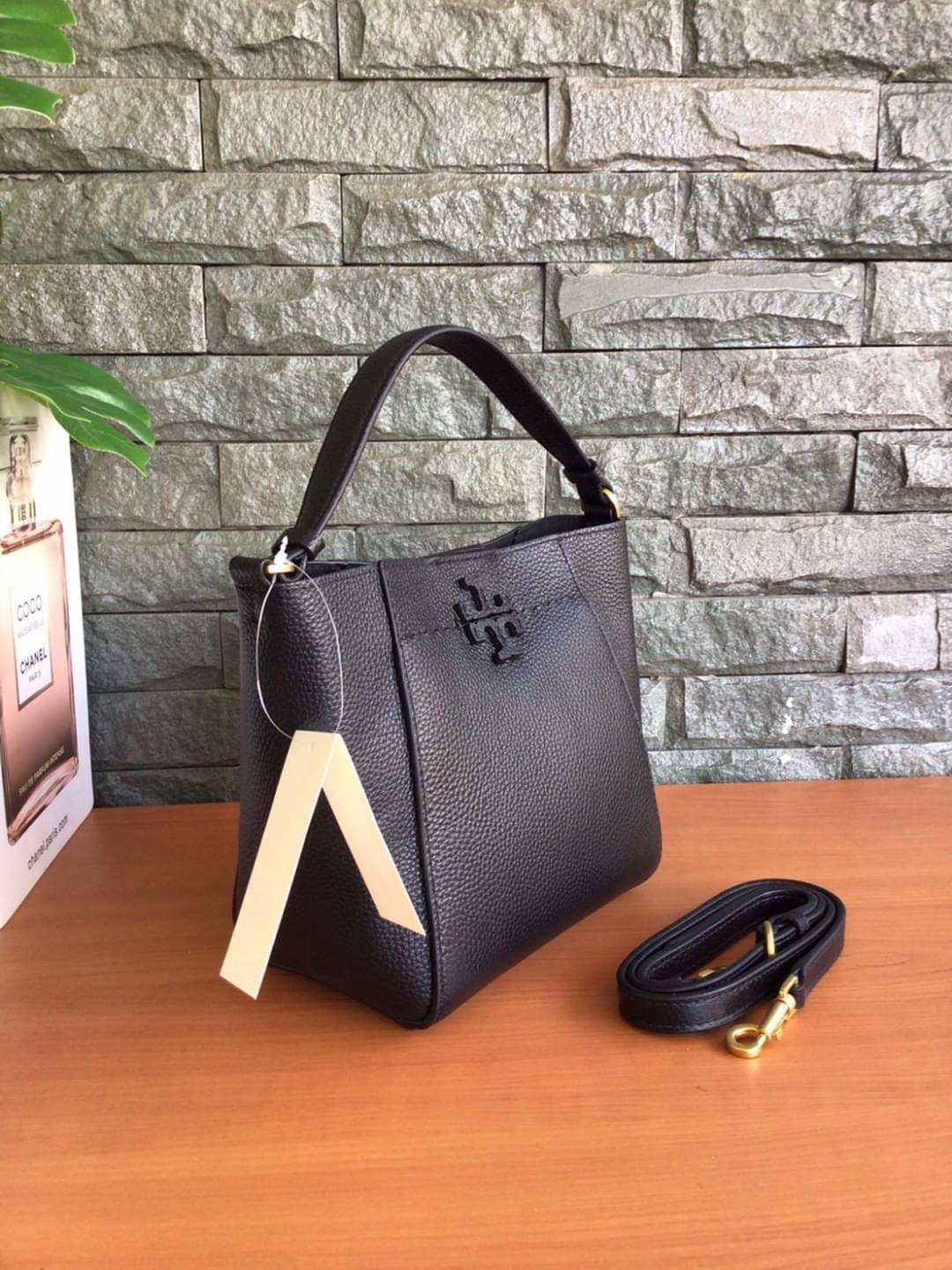 คอลเลคชั่นขายดี มากี่รอบๆ ก็หมดไวทุกรอบ!! TORY BURCH MCGRAW MINI BUCKET BAG กระเป๋าสะพาย และ ถือ คล้องแขน ทรงถัง สะพายได้ 2 ทรง ผลิตจากหนังแท้ หนังลูกวัว หนังนุ่ม หนังหอม น้ำหนักเบามากกก!! หนังลื่น นิ่มสวยมากๆ!! ด้านหน้าประดับโลโก้แบรนด์ ภายในโล่งกว้าง มี