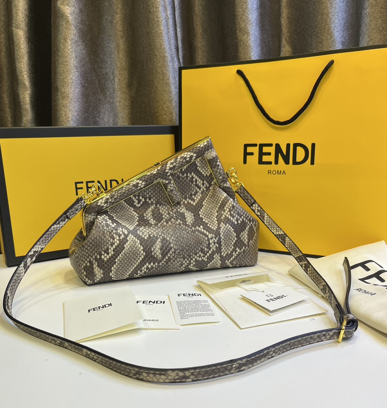 พร้อมส่ง 6 สี FENDI First Midi bag กระเป๋าทรงคลัชมาพร้อมสายสะพาย รูปลักษณ์สวยงามทันสมัย 🧡 เกรดออริจินอล 1:1 สลับแท้ ใช้งานต่างประเทศได้
