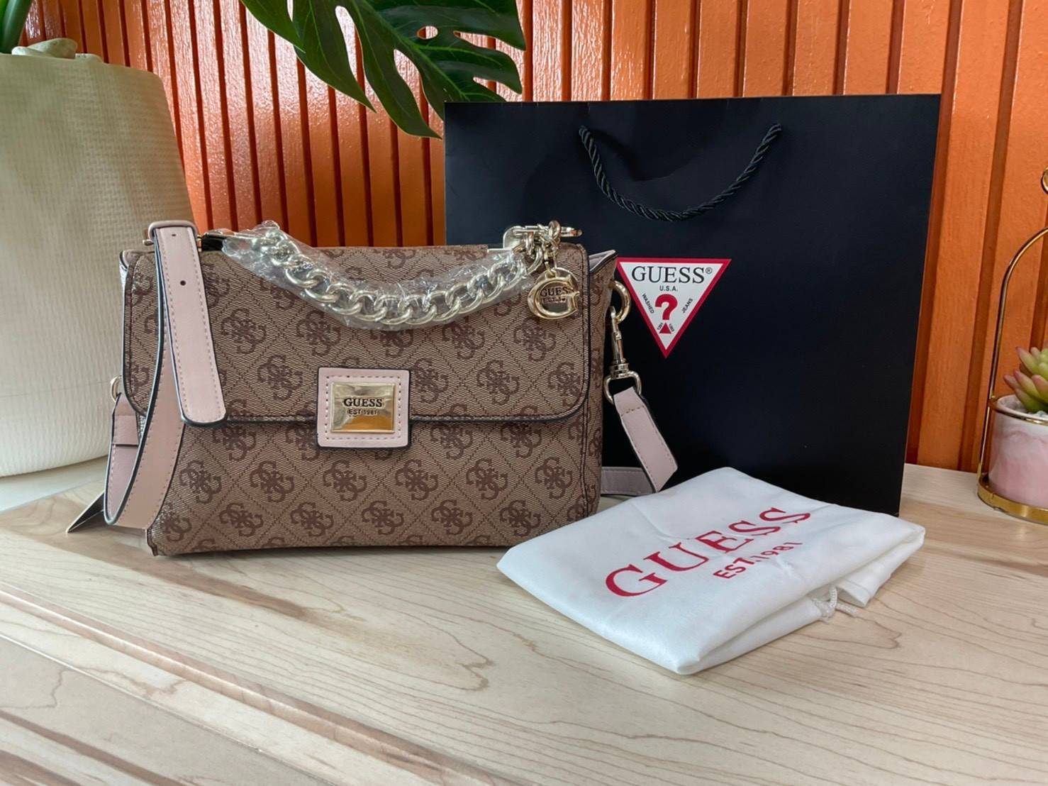 ราคาปังปิ๊นาศ (!!) มากแม่ 💕 GUESS Candace Top Handle Flap Bag กระเป๋าสะพาย Crossbody / คล้องแขน ถือออกงานได้ ทรงน่ารัก จากแบรนด์ GUESS สวยอยู่ทรง ขนาดกำลังดี น้ำหนักเบา ด้านหน้ามีโลโก้แบรนด์อะไหล่ทอง มีอะไหล่โซ่ห้อยด้านหน้าสามารถคล้องแขนและถือได้ 