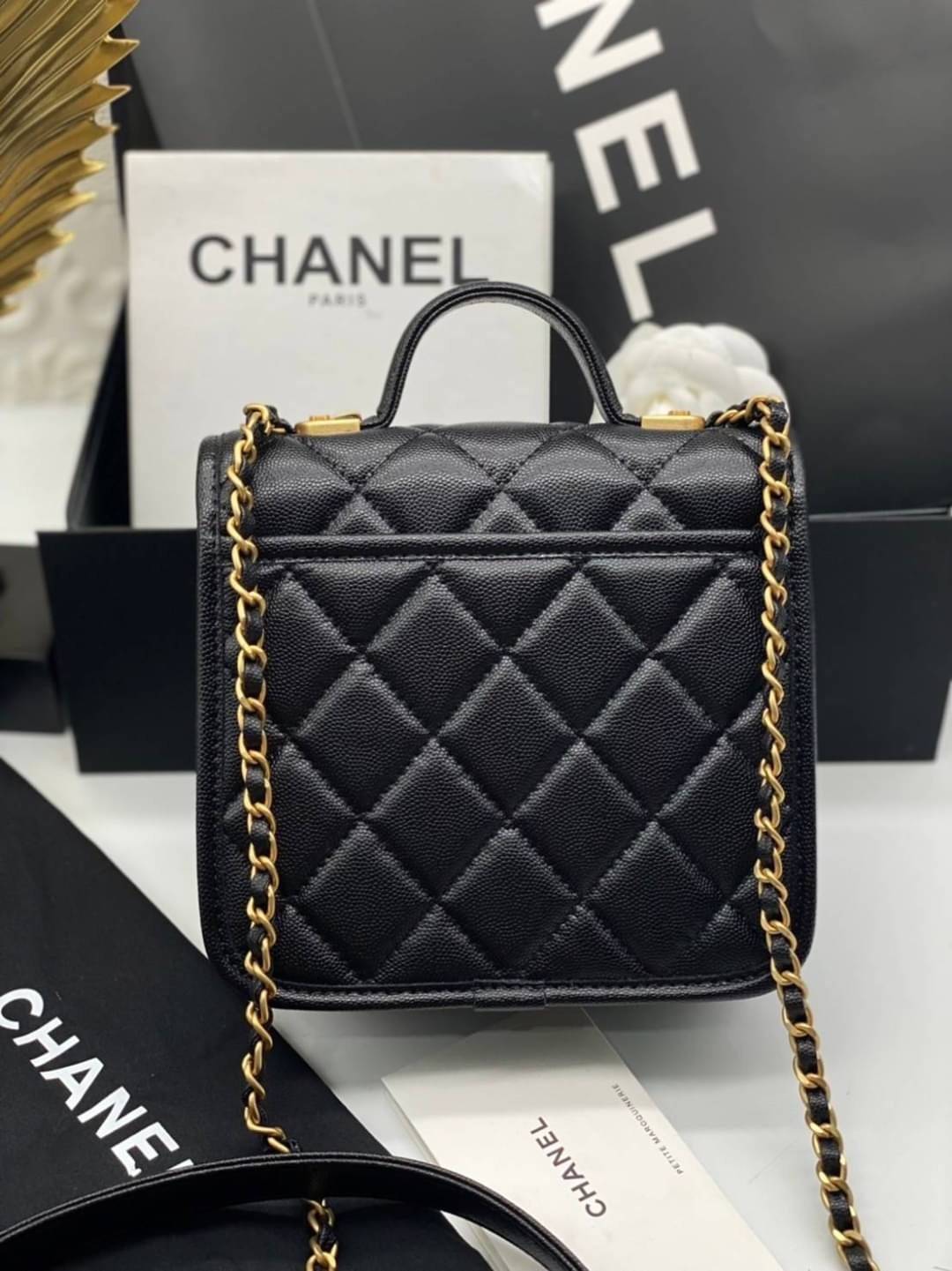 Chanel Mini Handle Flap bag / Chanel mini square flap bag with handle “school memory bag” เกรดออริจินอล กระเป๋าสะพายทรงเหลี่ยมมาใหม่ พร้อมหูหิ้วด้านบน งานหนังสวยมาก เปิดด้านหน้า หนังคาเวียร์ลายคลาสสิค รุ่นยอดนิยมไอเท็มฮิต