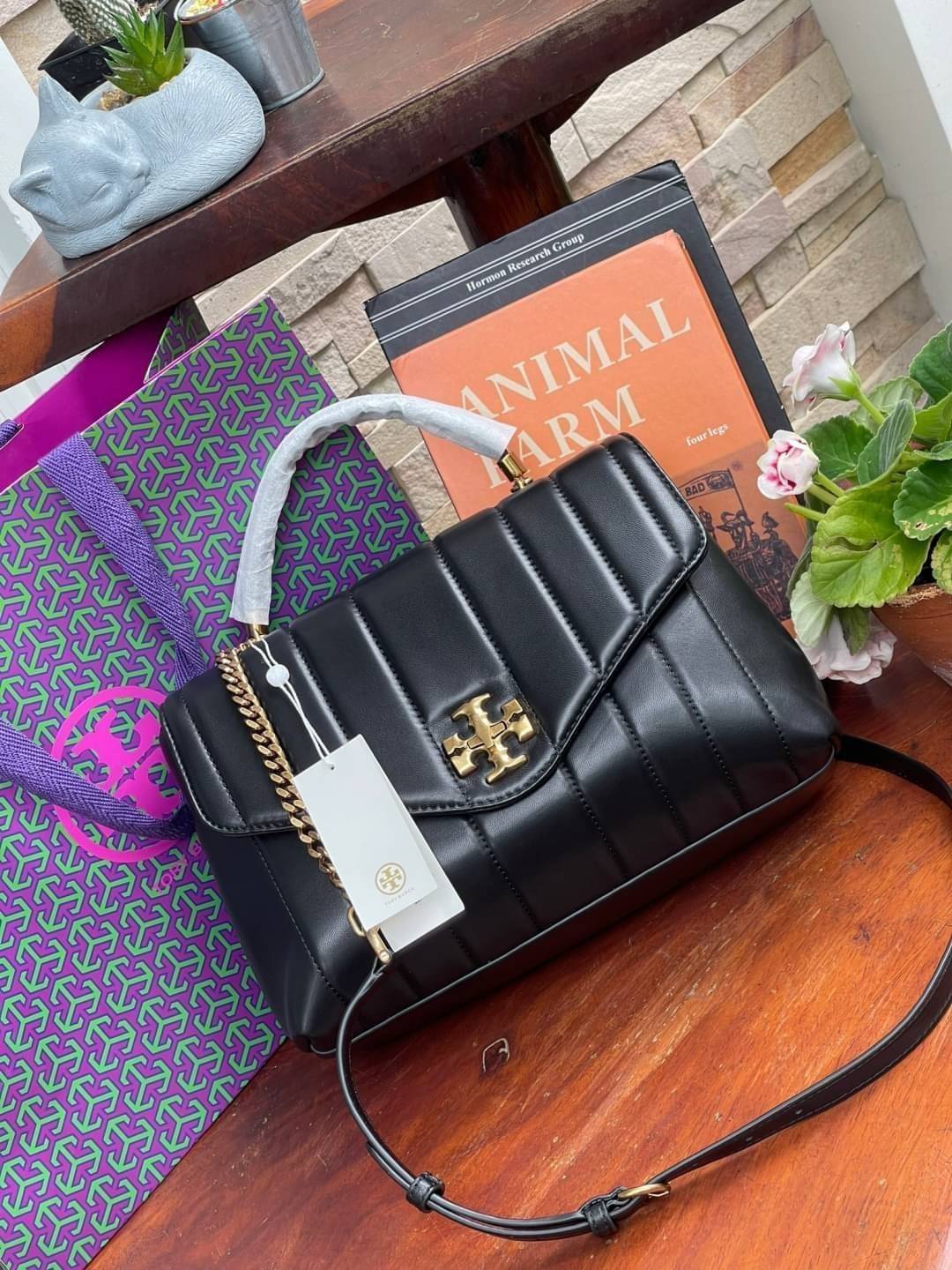 OUTLET 】Tory Burch Kira Top Handle Satchel มี2ขนาด Small/Medium กระเป๋าทรงใหม่ล่าสุดจากรุ่นคิร่า (Kira) มาในเทคนิคตัดเย็บควิลท์แนวขนาน ใช้วัสดุหนังเงานุ่ม สะท้อนแรงบันดาลใจแบบนิวยอร์กจากเบาะหนังในรถคลาสสิค Hardwareสีทองสวยหรู และจุดเด่นอีกรุ่นคิร่าคือความ