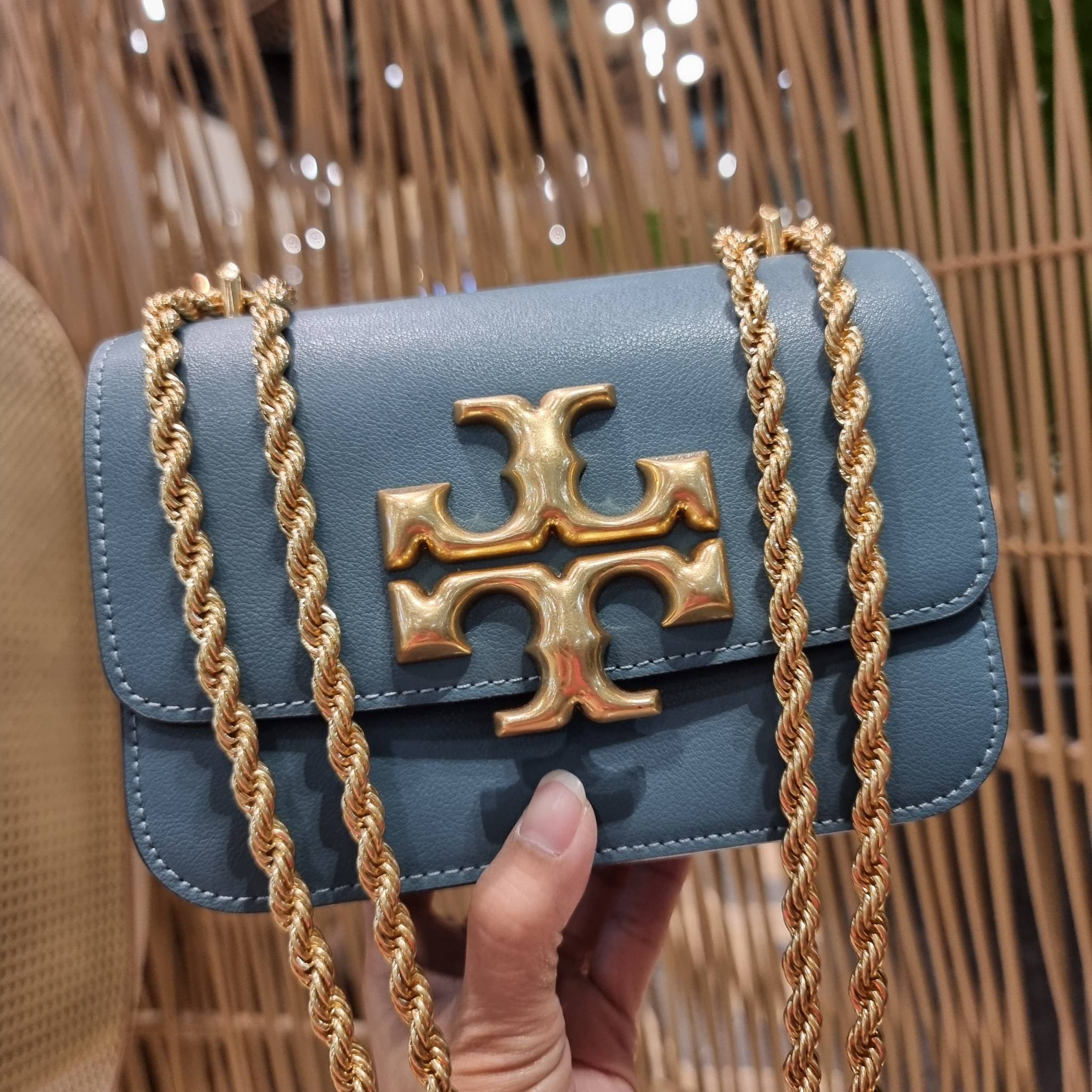 TORY BURCH ELEANOR TEXTURED SMALL CONVERTIBLE SHOULDER BAG สีใหม่!! ฮอตไอเท็ม รุ่นนี้ขายดีขายหมด สวยหรู คุณหนู ผู้ดี!! หายากมาก กระเป๋าสะพายข้าง ดีไซน์อยู่ทรง ขนาดกำลังสะดวกใช้สำหรับสาว วัสดุหนังแท้เต็มใบ ผิวมีเทกเจอร์ อัพเวลความหรู สีทูโทน เปิด-ปิดด้วยแถ