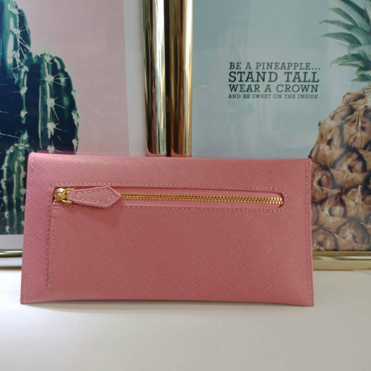 กระเป๋าสตางค์ยาว **ทรงหรู จากงานพรีเมี่ยมกิ้ฟ จากเคาเตอร์ต่างประเทศ จากแบรนด์ PRADA ลายหนัง saffiano ของแท้ 100% เปิดปิดฝาพับ มีช่องใหญ่1ช่อง ช่องใส่บัตร 3 ช่อง ใส่ได้ถึงแบงค์พัน หรือจะใส่มือถือได้ถึง Iphone+ และช่องซิปใส่ของจุกจิกด้านหลังน้ำหนักเบา จับถน