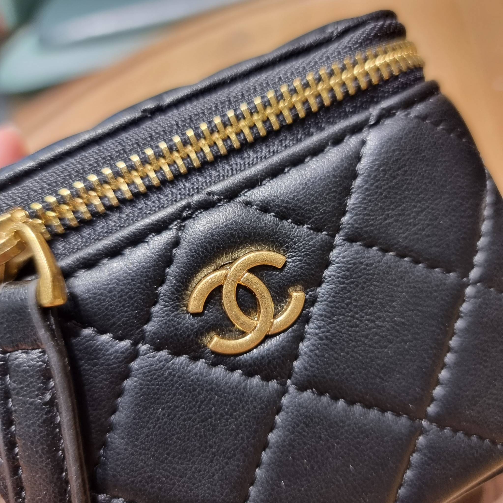 VIP 🥂 เซ็ทคือที่สุดของความคุ้ม CHANEL GIFT BOX SET สุดหรูชวนให้สะสม สุดยอดไอเท็มหายากพร้อมเสิร์ฟครบชุด สุดคุ้ม มาพร้อมกระเป๋าสะพายถึง 2 ใบ สุดหรูลิมิเต็ด จับคู่รุ่นยอดฮิต และที่พิเศษยังมีน้ำหอมตัวท็อปมาให้อีก chanel no.5 ที่แสนจะเย้ายวน ในขนาด 7.5