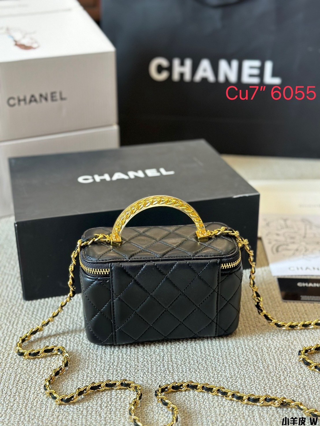 CHANEL Vanity Top Handle Bag / Chanel makeup bag กระเป๋าใส่เครื่องสำอางค์สวยหรู น่ารักลูกคุณหนูต้องยกให้ใบนี้เลยค่า น้องโดดเด่นที่หูจับโซ่สีทองสวยเงางาม ด้านในกว้างขวาง จะใช้เองหรือเป็นของขวัญ ของฝาก แนะนำรุ่นนี้เลยค่ะ!