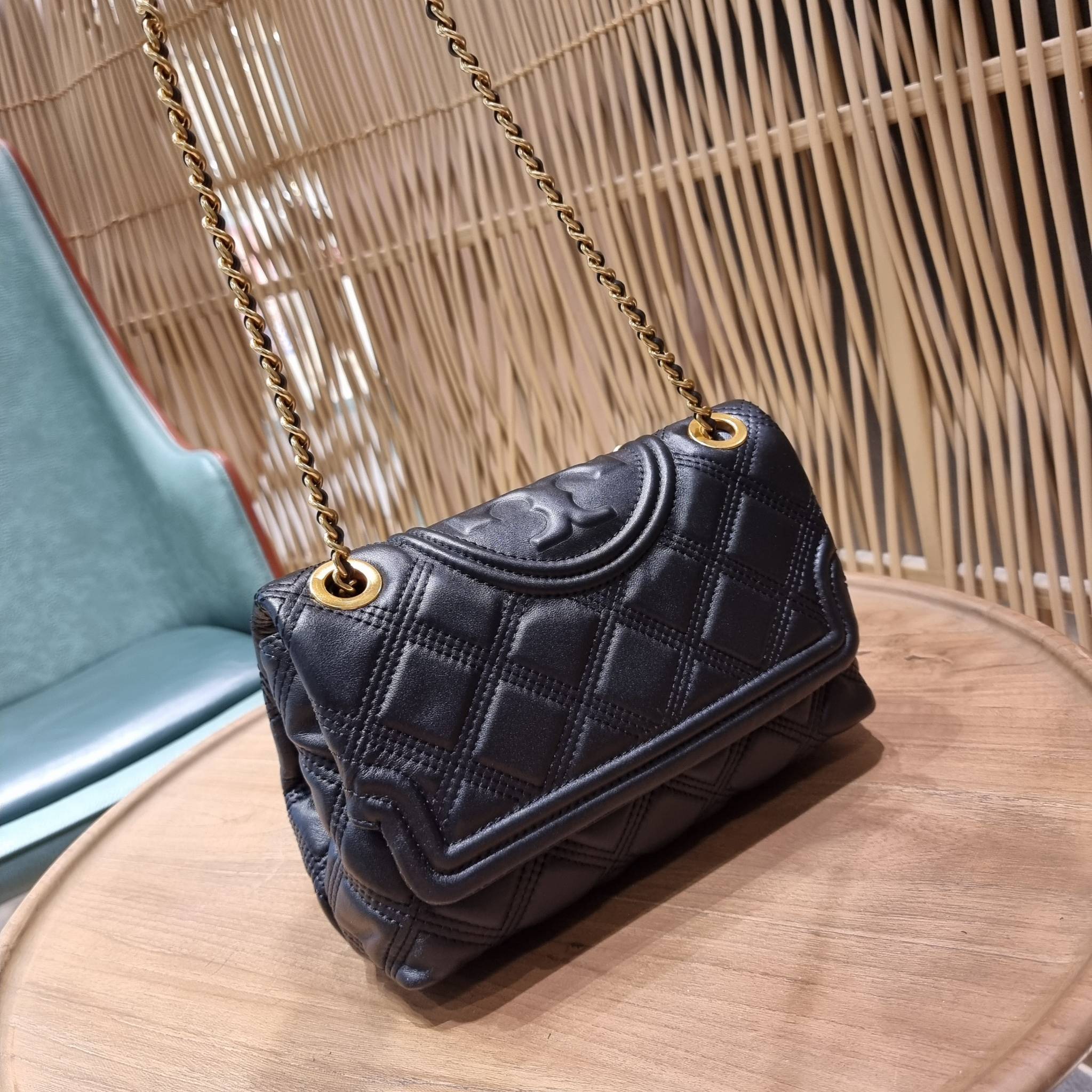 TORY BURCH FLEMING SOFT CONVERTIBLE SHOULDER BAG รุ่นหายากที่สาวๆตามหา มาพร้อมเสิร์ฟความสวยถึงบ้านไปเลยจ้า รอบนี้คัดสีสวยๆมาให้ได้ช้อปกันอย่างจุใจไปเลย กระเป๋าสะพายไหล่ หนังแท้นิ่มเต็มใบ สวยหรูดูแพง เปิด-ปิดด้วยตัวกดล็อคแน่นหนา สายสะพายในตัวปรับใช้ได้ 2 แ