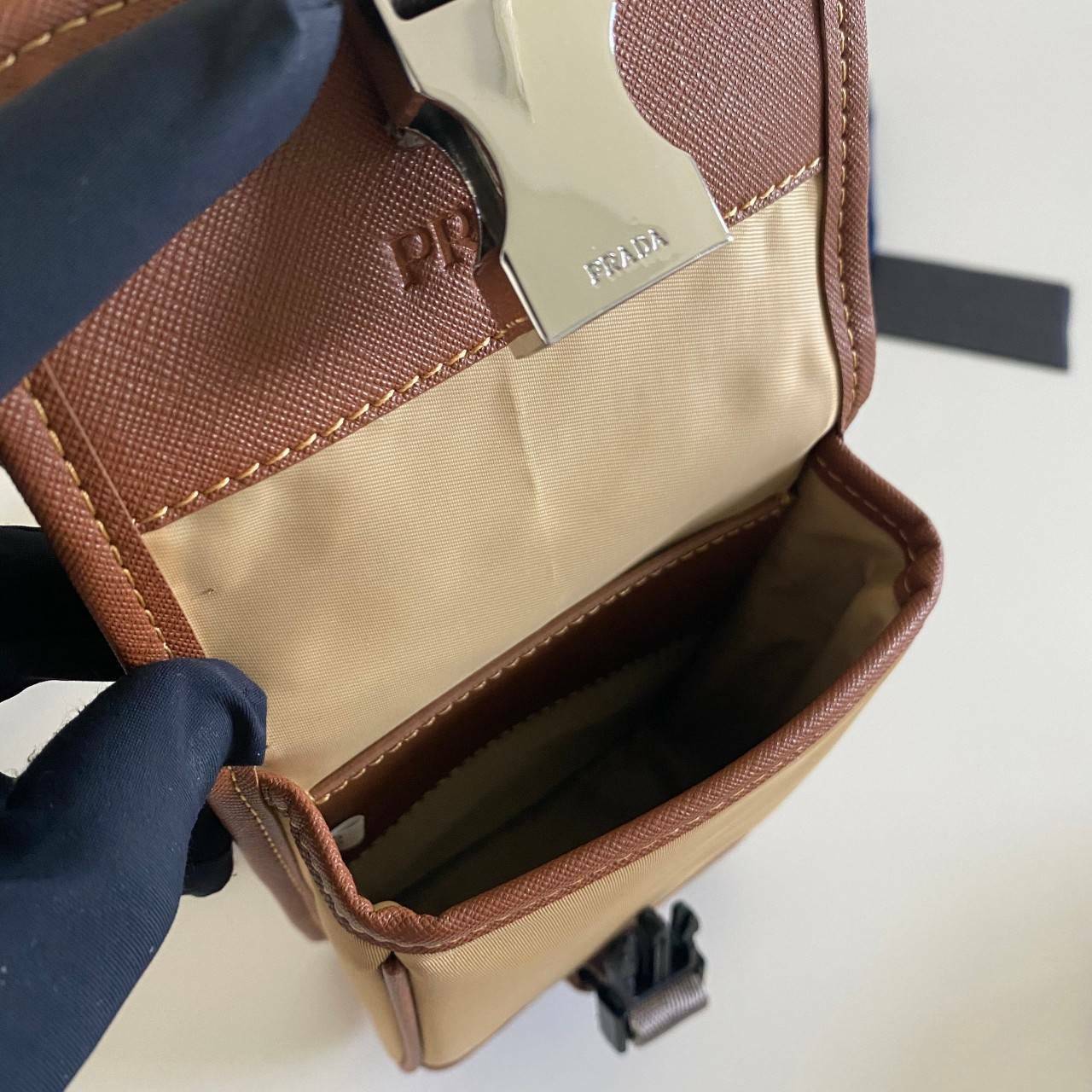 VIP Prada crossbody nylon bag PRADA Re-Nylon and Saffiano leather smartphone case พร้อมส่ง สีเข้าใหม่ เป็นรุ่นที่ถามหากันเยอะมากๆ งานสวยมาก ทำจากผ้าnylonพิเศษ สลับหนังแท้ ใช้ได้ทั้งชาย-หญิง จะ Cross body คาดเอว หรือคล้องกับหูกางเกงชิคๆ ก็เท่มากเลยค่าา งาน