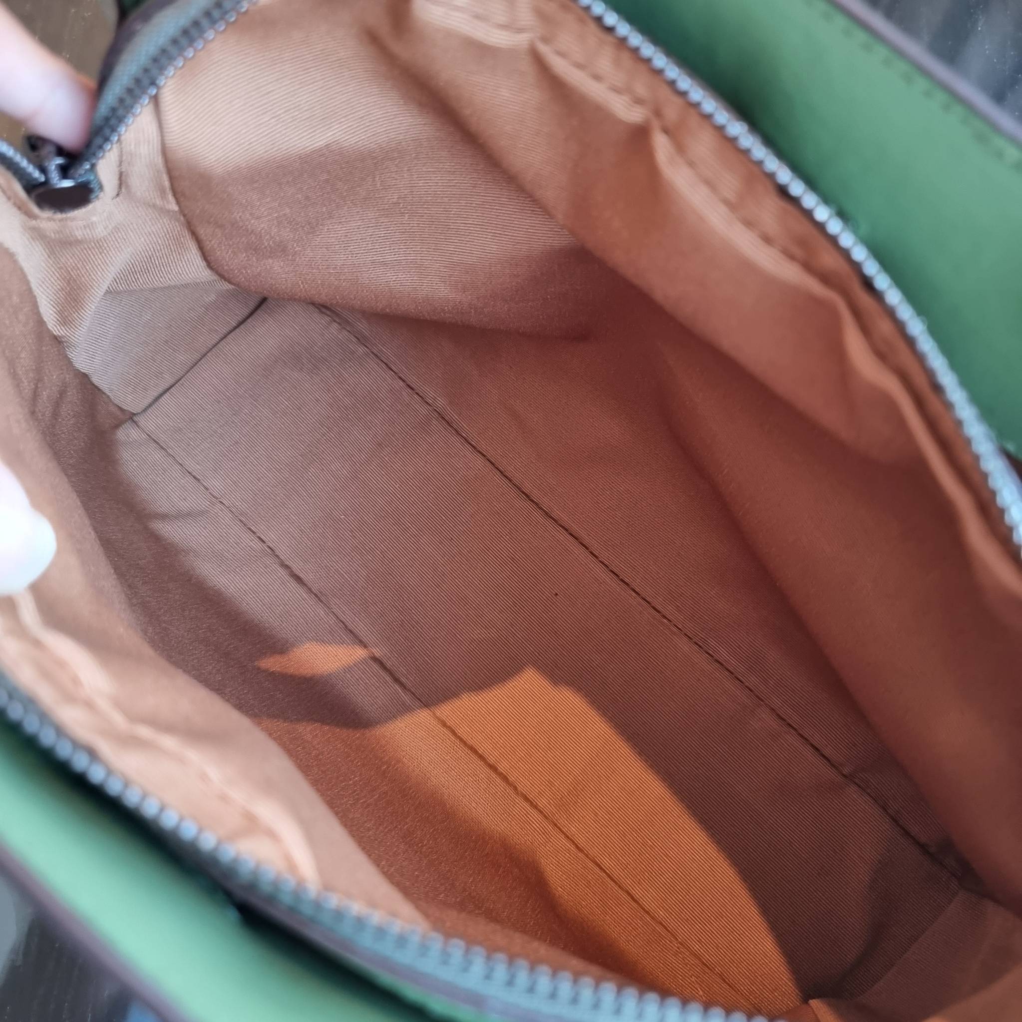 COACH F91495 LILLIE CARRYALL IN SIGNATURE CANVAS สีใหม่ล่าสุด กับรุ่นที่สุดของความขายดี รอบนี้ใบใหญ่จุใจ กระเป๋าสะพายทรงสวย ที่ดีไซน์ออกมาให้ใช้งานง่าย สะดวก สวย หรู ดูดี!! วัสดุหนังแคนวาสเคลือบลาย มาพร้อมสายสะพายข้างและหูจับในตัว ถอดออกถือคล้องแขนเก๋ๆ หร