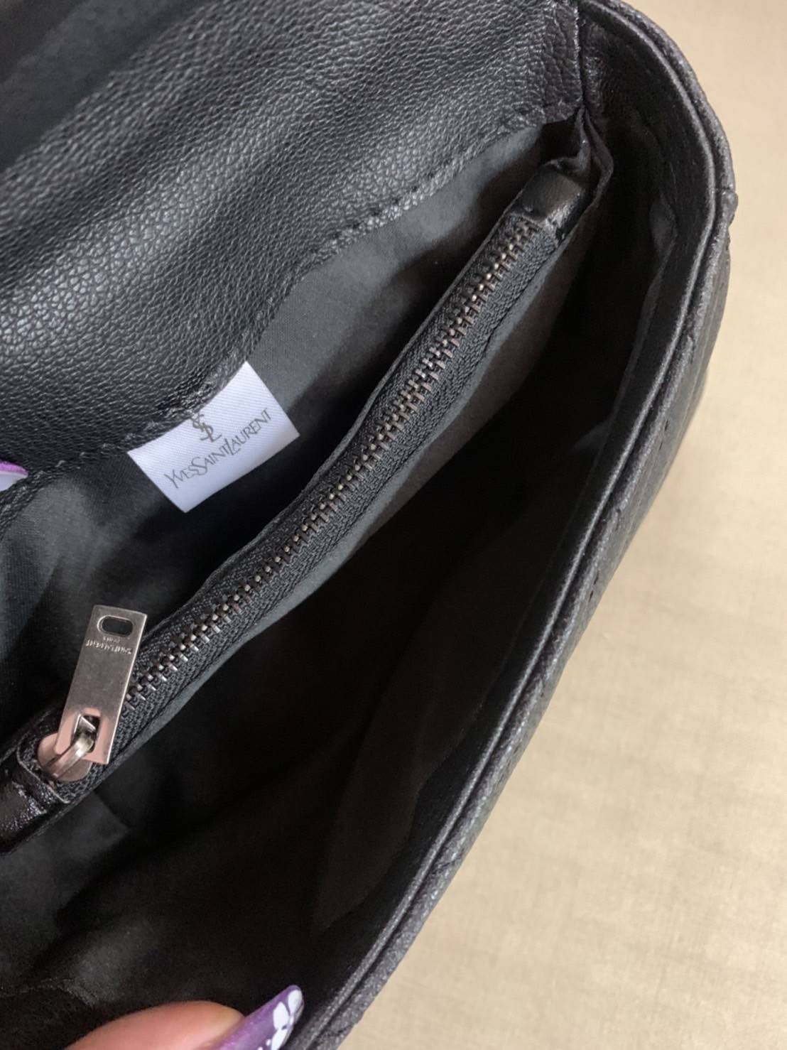 VIP 】SAINT LAURENT CLASSIC BABY COLLEGE MONOGRAM CHAIN BAG IN BLACK MATELASSE LEATHER VIP GIFT WITH PURCHASE (GWP) พรีเมี่ยมกิ้ฟ Limited Edition จาก YSL DUTY FREE COUNTER กระเป๋าสะพายรูปทรงน่ารัก ดีไซต์มาใหม่สำหรับสาวก SAINT LAURENT มีหูจับเกร๋ๆ ที่ด้านบน