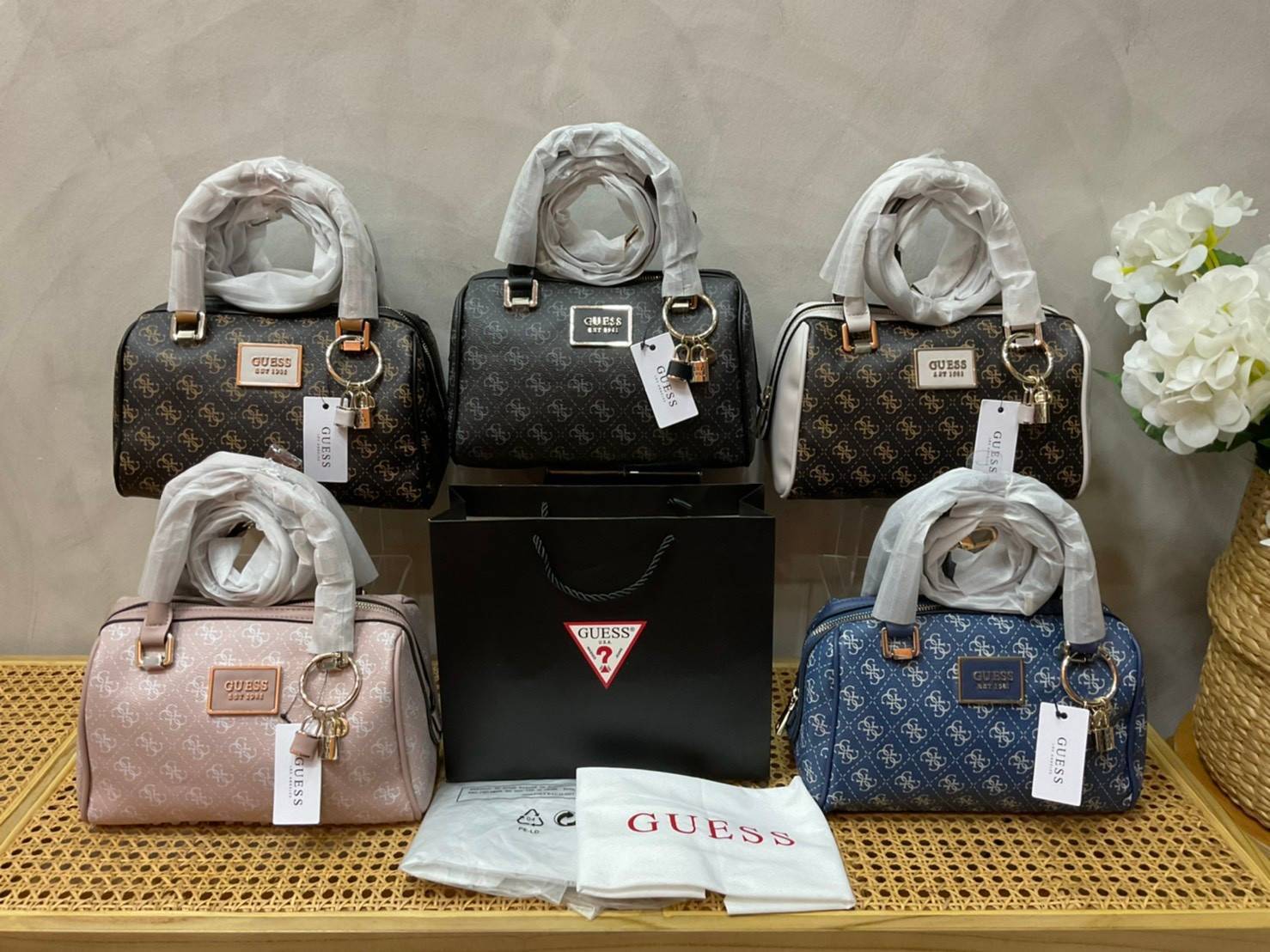 Guess Handbag with Small Shoulder Strap Tyren SG796605 New collection!! Guess ทรงหมอน ขนาดเล็ก ลายซิกเนเจอร์แบรนด์ ทรงหมอนยอดฮิต มีให้เลือก 5 สี สีสวยคลาสสิก เข้ากับง่ายกับทุกชุด ปิด/เปิด ด้วยซิป ภายในโล่งกว้าง แยกเป็นสัดส่วนใช้งาน ซับในตราแบรนด์ ใส่กระเป