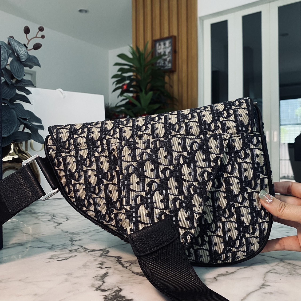 DIOR Saddle bag Oblique jacquard fabric in beige and black กระเป๋าคาดอกดิออร์ รุ่นยอดนิยมที่หนุ่มๆ ใช้งานได้แบบคุ้มๆ ดีไซส์สวยคมเรียบหรูตามแบบฉบับแบรนด์