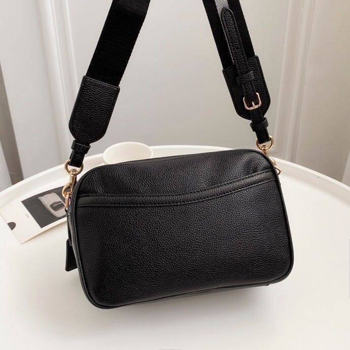 Coach Leather Jes Crossbody in Colorblock ((72704)) กระเป๋าสะพายข้าง//ครอสบอดี้ร์ วัสดุหนังแท้ หนังนิ่มสวยงาม มากๆค่ะ ด้านหน้ามีโลโก้แบรนด์เด่นชัดสะดุดตา ช่องหลักแบ่งเป็น2ซิป แต่ละช่องกว้าง ใส่กระเป๋าเงินใบยาวได้ ของอื่นๆได้จุค่ะ มีช่องเล็กให้ใส่ของจุกจิก