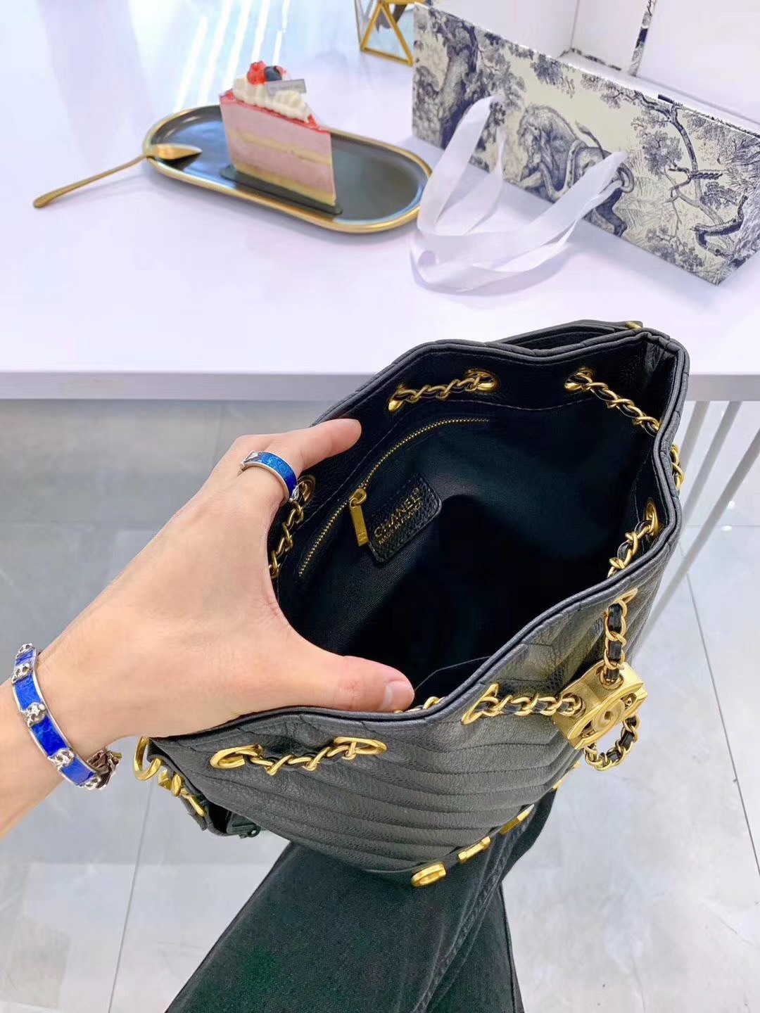 CHANEL Bucket Bag กระเป๋าสะพายทรงบัคเก็ตรุ่นลิมิเต็ด มี 2 แบบให้เลือก หนังเย็บลายตารางและลายริ้ว ตกแต่งโลโก้แบรนด์สวยหรูโดดเด่น ภายในโล่งกว้าง จุของได้เยอะ