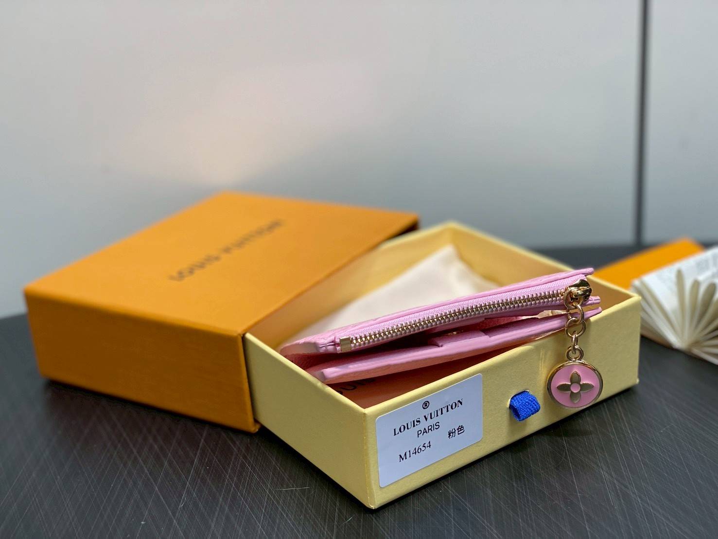 VIP หนังแท้ | LV Lisa wallet Cotton Candy งานหนังวัวแท้ นิ่ม หอม กระเป๋าสตางค์รุ่น Lisa Monogram Empreinte สีสันสดใส เฉลิมฉลองให้กับความเลอค่าที่สืบทอดจากรุ่นสู่รุ่นของเมซง เติมลูกเล่นสนุกสนานลงตัว สีสันสะดุดตาพกพาในกระเป๋าใบเล็กหรือกระเป๋าคลัทช์ได้สะดวก