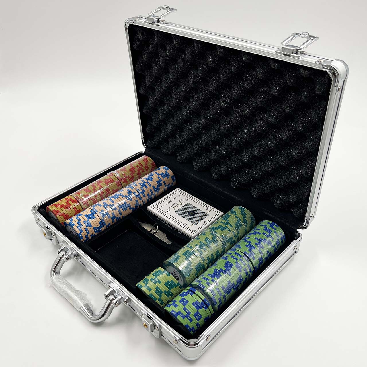 ชุดชิปโป๊กเกอร์เกรดพรีเมี่ยมพร้อมกระเป๋าอลูมิเนียมสีเงินขนาดบรรจุ 200ชิป