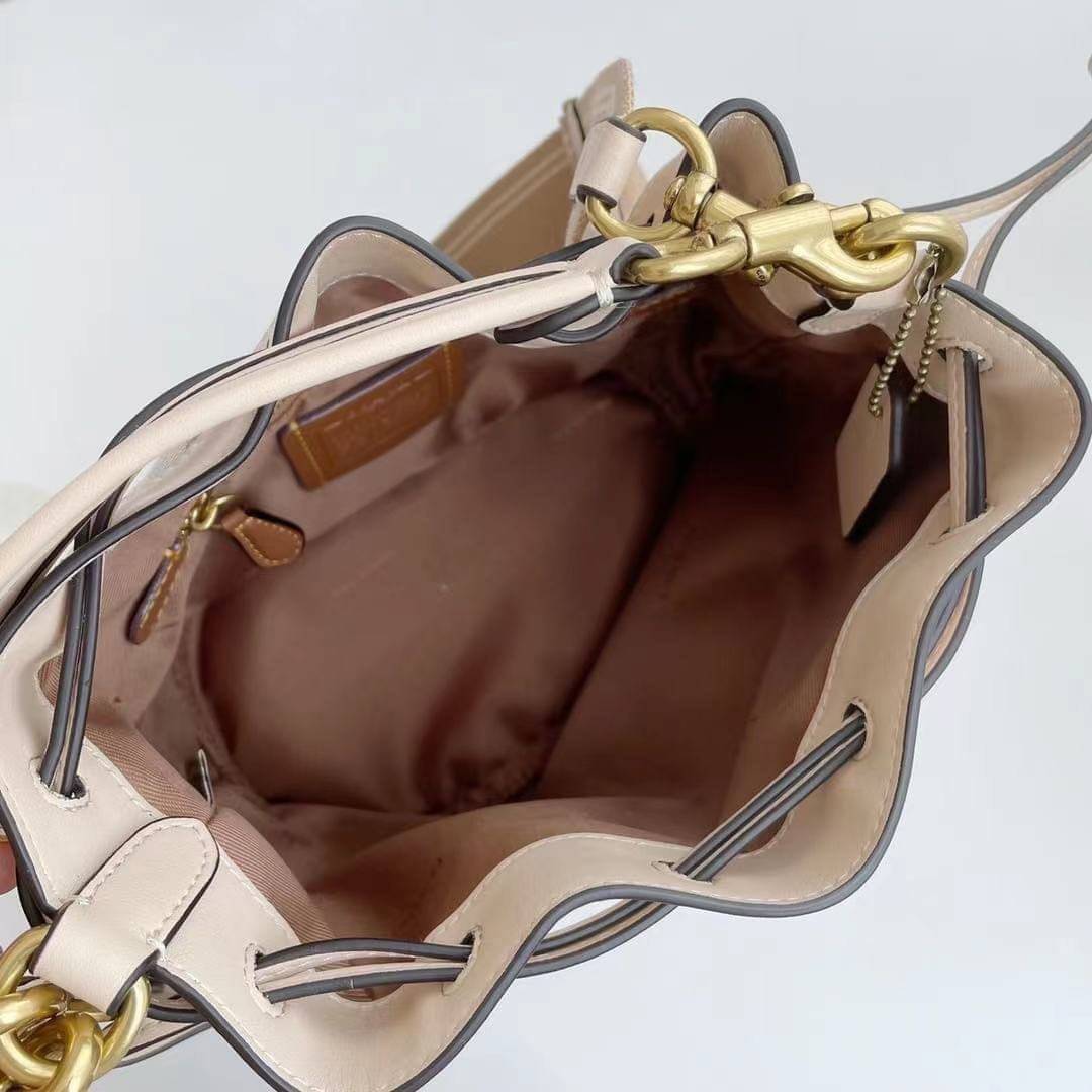 COACH FIELD BUCKET BAG IN SIGNATURE JACQUARD C3853 กระเป๋าสะพายทรงบัคเก็ต รุ่นใหม่ล่าสุด ดีไซน์ลายซิกเนเจอร์บนผ้า jacquard สวยคม เป็นเอกลักษณ์ไม่ซ้ำใคร มาพร้อมสายสะพายผ้าสปอร์ต และสายสั้นสำหรับคล้องแขนได้ สามารถรูดปิดปากกระเป๋าด้วยหนังรอบใบ เพิ่มดีเทลให้ต