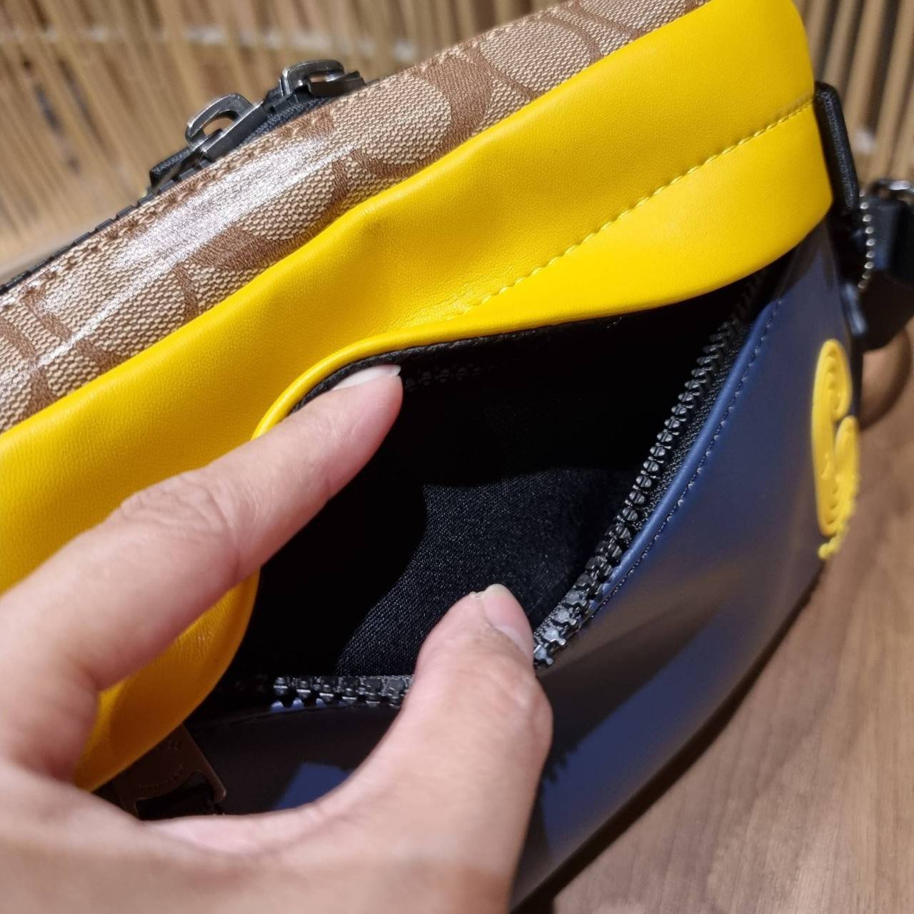 COACH EDGE CROSSBODY WITH CAMO PRINT ((2381, 2373)) ความเท่ never die!! กระเป๋าครอสบอดี้ทรงยอดฮิต ที่หนุ่มๆไม่ควรพลาด รูปทรงดีไซน์คลาสสิค ใช้งานง่าย วัสดุหนังแท้ตกแต่งตาข่ายพร้อมลายพริ้นท์ด้านหน้า สุดคูล!! ตัวกระเป๋ามีซิปหลัก และซิปด้านหน้า พร้อมช่องแยกด้