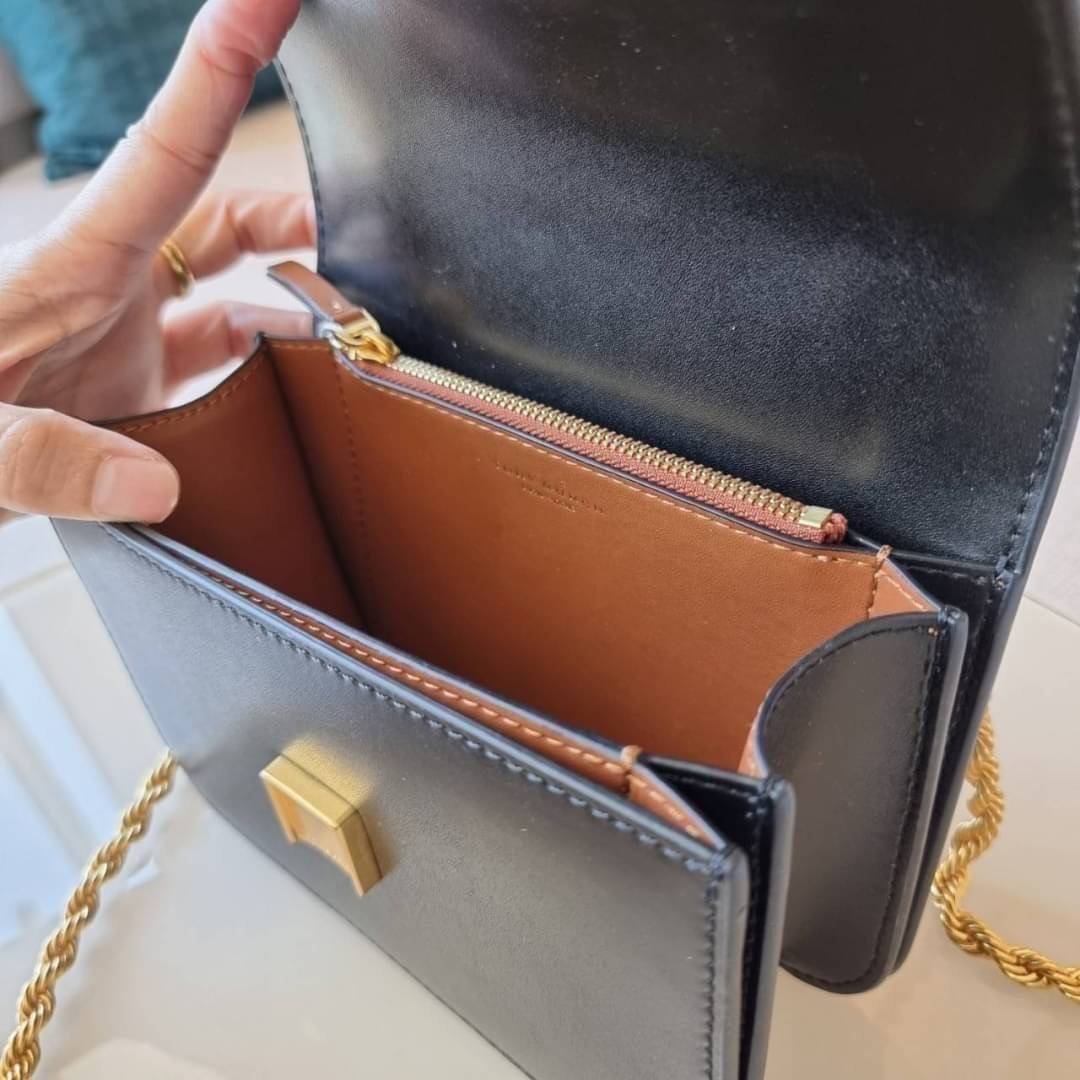 TORY BURCH ELEANOR SMALL CONVERTIBLE SHOULDER BAG ฮอตไอเท็ม รุ่นนี้ขายดีขายหมด สวยหรู คุณหนู ผู้ดี!! หายากมากแล้วน้า กระเป๋าสะพายข้าง ดีไซน์อยู่ทรง ขนาดกำลังสะดวกใช้สำหรับสาว วัสดุหนังแท้เต็มใบ สีทูโทน เปิด-ปิดด้วยแถบแม่เหล็ก ภายในแบ่งสัดส่วนได้เป็นอย่างด