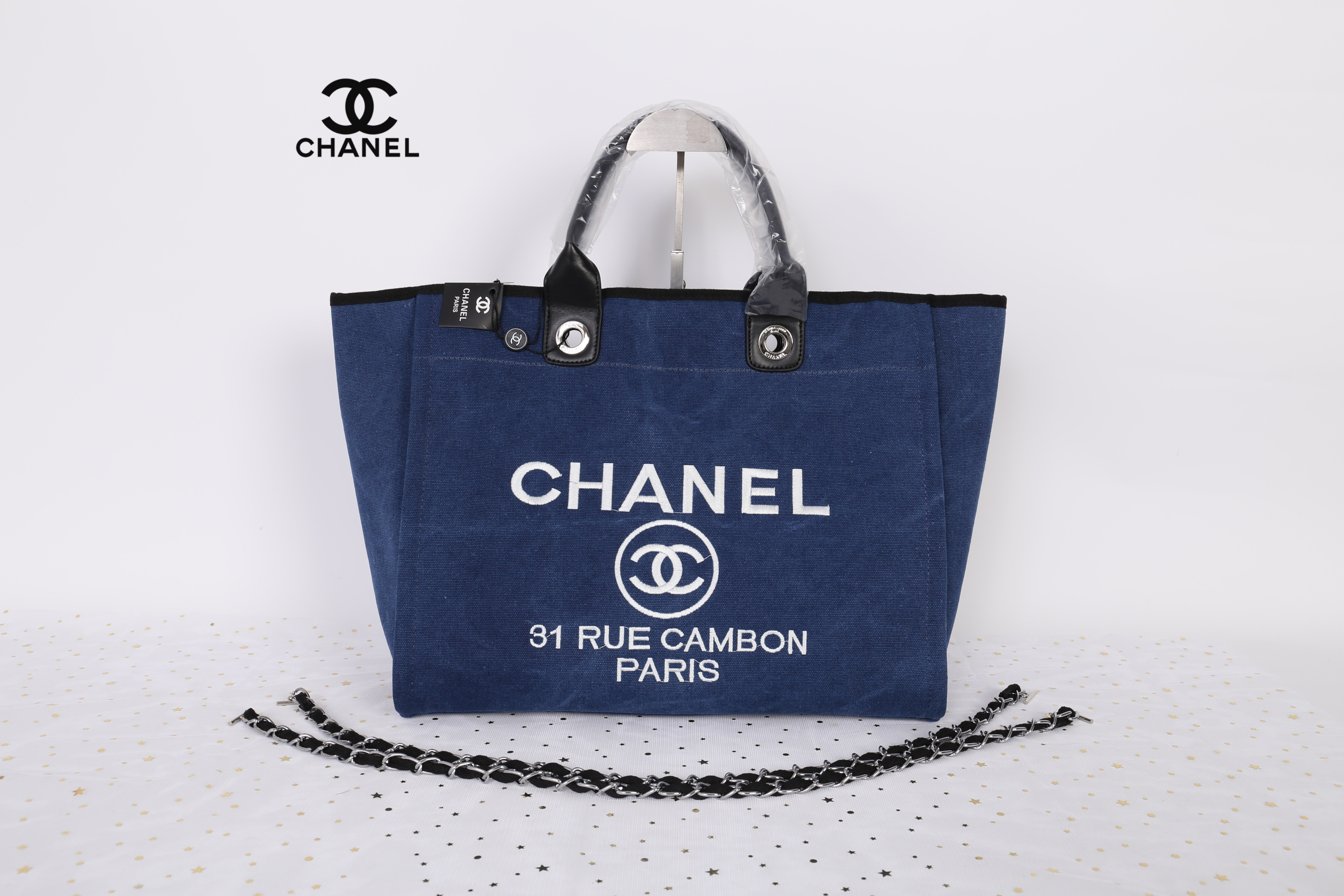 Chanel Tote canvas premium gift จากแบรนด์ Chanel กระเป๋าสะพาย Chanel Tote canvas โลโก้ปัก กระเป๋า ทรง Tote ผ้า canvas เนื้อหนาอย่างดี มีซับใน ด้านหน้าปักโลโก้แบรนด์หรู **จุดเด่นที่ หูจับมี 2 แบบคือ แบบสายหนัง และ โซ่ สามารถ สะพายไหล่ได้คะ ใบใหญุจุของคุ้ม 