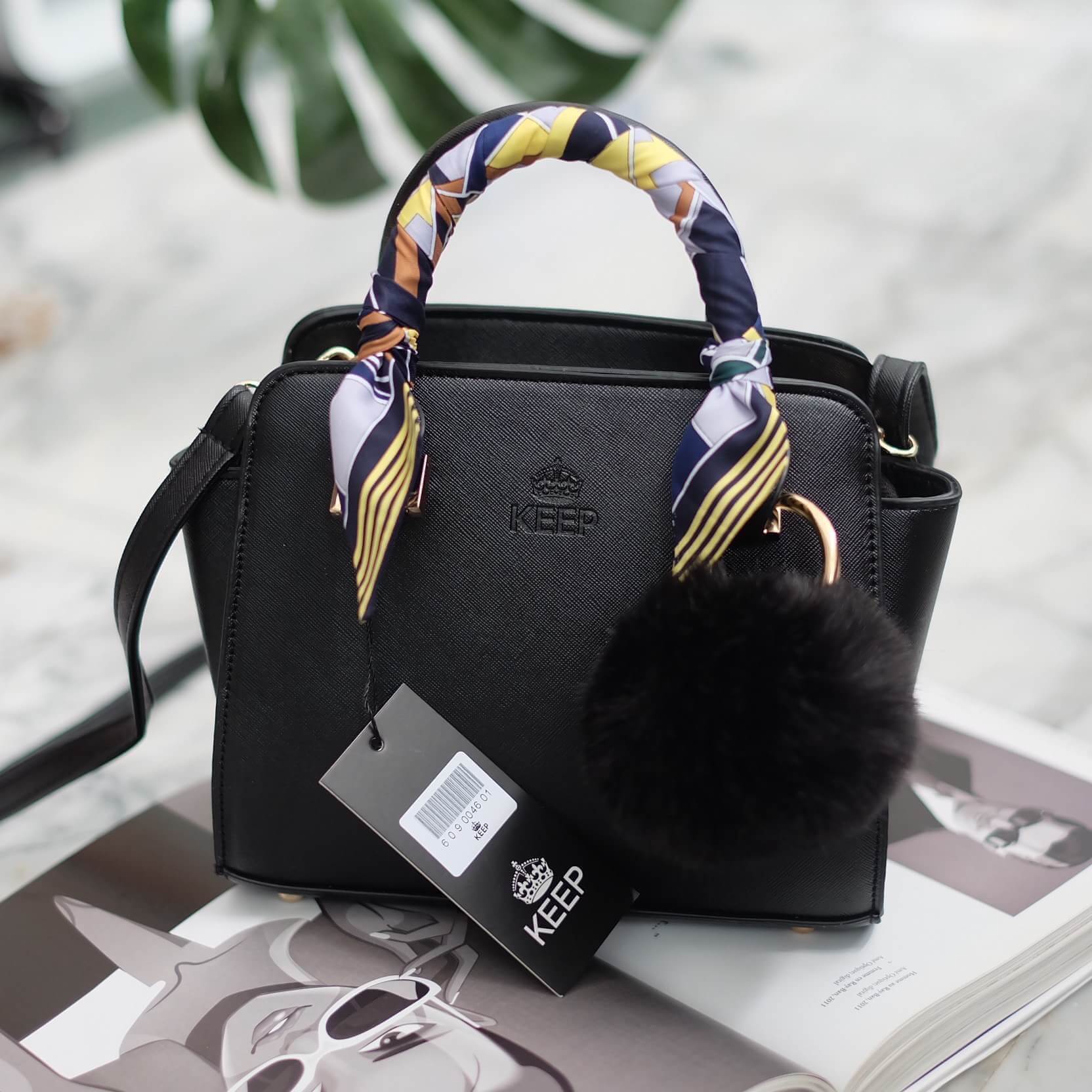 งานแท้ชนช้อป 👍 รุ่นใหม่ล่าสุด หนัง saffiano สวยมากๆค่า รุ่น KEEP saffiano leather Mini office bag สวย น่ารัก ขนาดตอบทุกโจทย์การใช้งาน เห็นแล้ว #หลงรักเลยคะ 🌲ตัวกระเป๋าขนาดกำลังดีหนังsaffiano ลายสวยที่สำคัญ ดูแลรักษาง่าย ประดับด้วยผ้าพันหูกระ