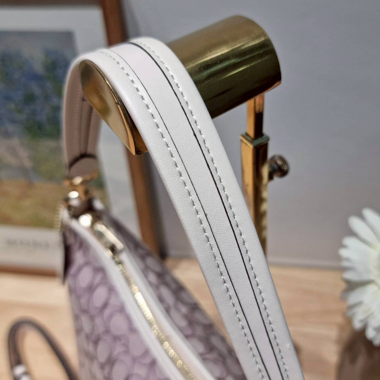 ORI หนังแท้ | Coach Laurel Signature shoulder bag กระเป๋าสะพายทรงโท้ท มาใหม่ในโทนสีน่ารักสุดจะคิวท์ มีให้ทั้งสายคล้องไหล่ และสายสะพายข้าง ใช้แมทช์ได้กับทุกลุคทุกสไตล์ ภายในเป็นช่องโล่ง มีซิปและช่องย่อย จุของได้เยอะกว่าที่เห็นมากๆ