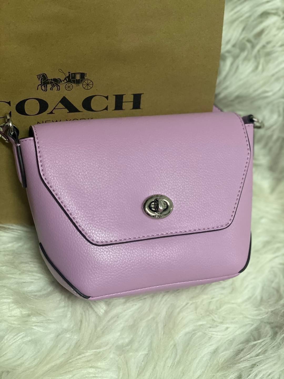 คอลเลคชั่นใหม่ ทั้งสวยทั้งคุณภาพค่ะ😘 COACH KARLEE CROSSBODY BAG 💐พร้อมส่ง ได้ไปไม่ผิดหวังแน่นอนค่ะ! สวยๆแบบคนดังระดับโลกกันค่าา กระเป๋าสะพายแบบครอสบอดี้ร์ หนังแท้นิ่มสวยงามมากๆค่ะ รูปทรงน่ารักกระทัดรัด เปิดปิดกระเป๋าแบบหมุนล็อค ภายในสามารถ
