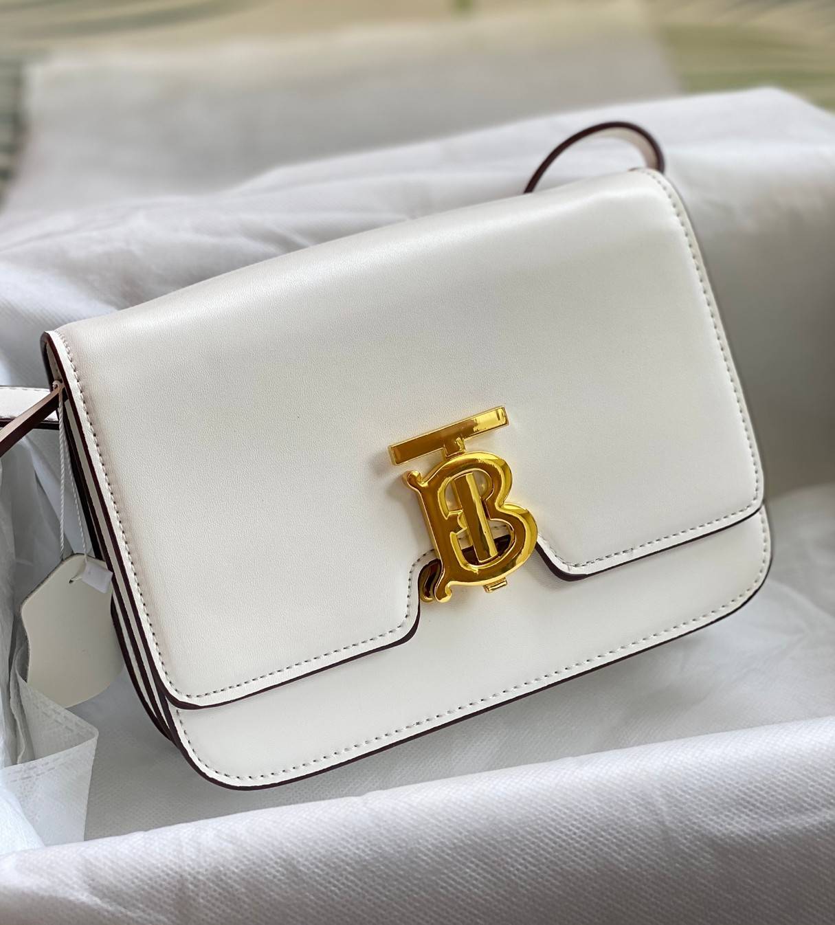 BURBERRY FRAGRANCES CROSSBODY BAG VIP GIFT WITH PURCHASE (GWP) กระเป๋าสะพายพรีเมี่ยมกิ๊ฟ Limited Edition จากน้ำหอม BURBERRY DUTY FREE วัสดุ Calfskin หนังเรียบสวยอยู่ทรงดีไซน์ยอดนิยมประดับโลโก้แบรนด์ทองด้านหน้า เปิดปิดด้วยฝาปิดสัญลักษณ์ตัวB ภายในมีช่องแบ่ง