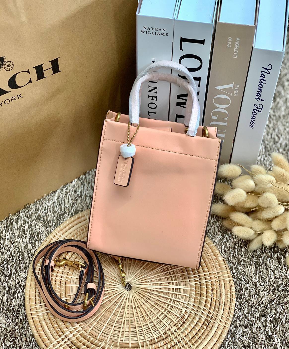 COACH MINI CASHIN TOTE ((C4828)) 💥พร้อมส่งที่ไทยรุ่นใหม่ล่าสุดค่ะ! กระเป๋าขนาดมินิ หนังแท้ หนังนิ่มสวย น่าใช้มากๆค่ะ ปากกระเป๋าแบบแม่เหล็ก ภายในสามารถใส่กระเป๋าเงินใบกลางได้;มือถือแบบตั้งได้ทุกรุ่น;ของจำเป็นจุกจิกสาวๆได้หลายอย่างนะคะ;พร้อมช่องเสีย