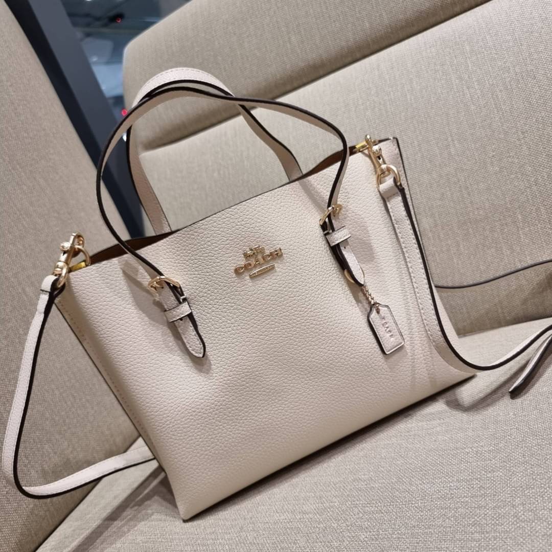 OUTTLET 】COACH MOLLIE TOTE 25 (C4250 C4084) น้องคนสวยอีกหนึ่ง!! กระเป๋าโท้ทไซส์เล็กที่สาวๆหลงรัก ดีไซน์คลาสสิคเหมือนเดิม เพิ่มเติมคือสะดวกขึ้นเยอะ!! ย่อส่วนมาจากใบใหญ่เป๊ะๆ น่ารักน่าใช้มากๆ วัสดุหนัง crossgrain ทนทาน ใช้งานง่าย เรียบหรูดูดีม้าก!! ภายในโล่