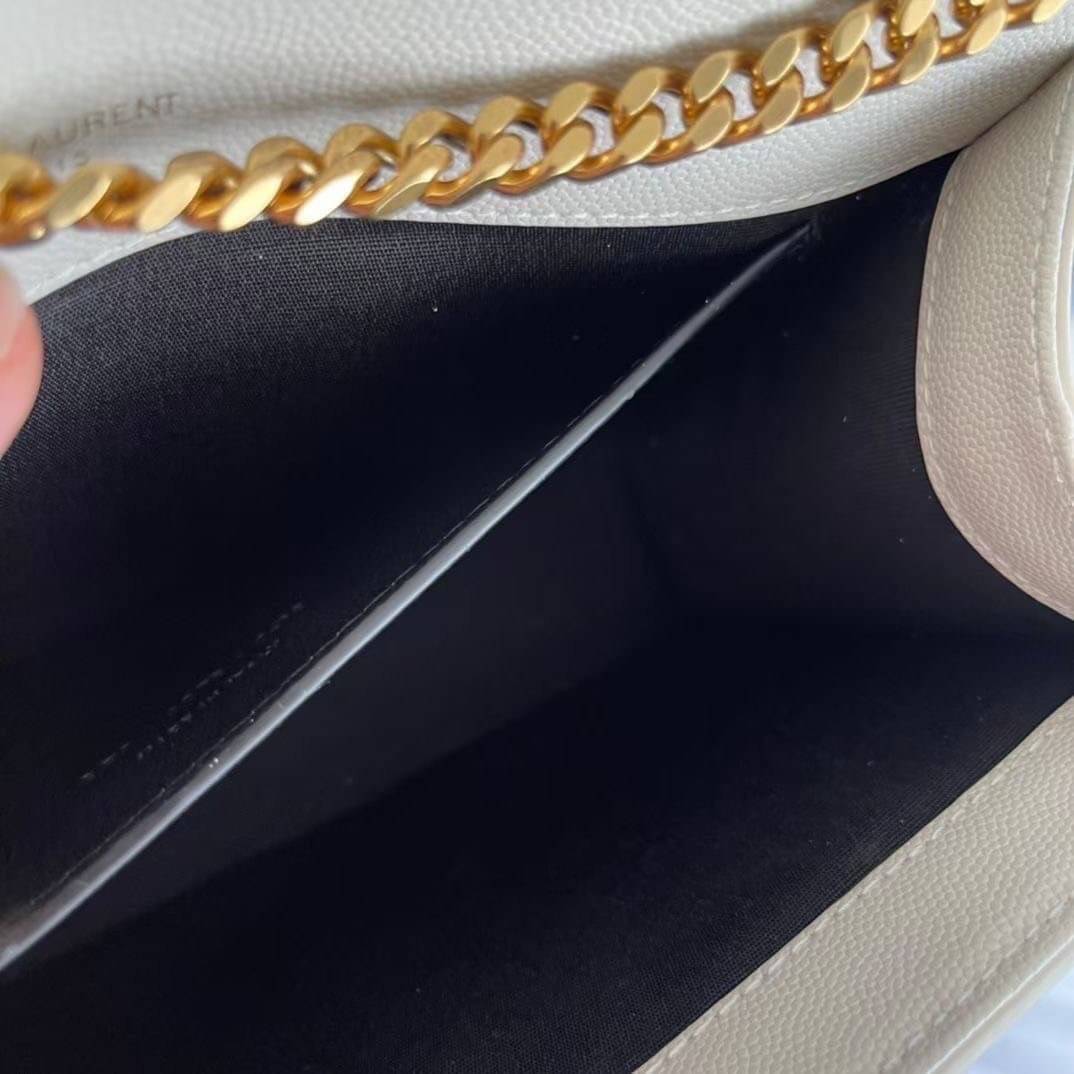 YSL kate medium chain bag in grain de poudre embossed leather 24cm กระเป๋าสะพายแบรนด์หรู รุ่นฮิตลอดกาล งานสวยดูดีมีระดับ ปั้มทุกจุด ขนาดกระทัดรัดกำลังดี มาพร้อมาสะพายโซ่ยาว เลื่อนปรับเป็น 2 แถว เพื่อสะพายเป็นสายสั้นได้ ด้านในโล่งกว้าง ใส่กระเป๋าสตางค์ใบยา