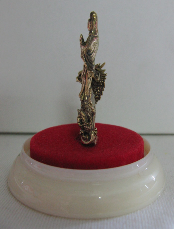 สินค้าหมดค่ะ องค์เจ้าแม่กวนอิมทรงมังกรเนื้อทองเหลืองครอบแก้วใส(บูชาหน้ารถ)พร้อมใบคาถา แก้ชงปีวอก ปี2559ค่ะ