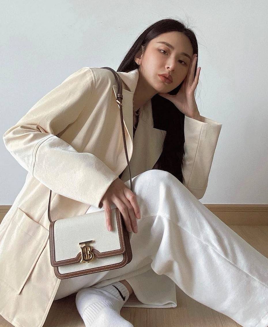 BURBERRY FRAGRANCES CROSSBODY BAG VIP GIFT WITH PURCHASE (GWP) พรีเมี่ยมกิ๊ฟ Limited Edition จากน้ำหอม BURBERRY วัสดุ Canvas & Leather ทรงเหลี่ยมสวยหรูอยู่ทรงมีโลโก้แบรนด์ด้านหน้า เปิดปิดด้วยฝาปิดมีสัญลักษณ์รูปตัวB ภายในมีช่องแบ่งเป็นสัดส่วนสามารถใส่มือถื