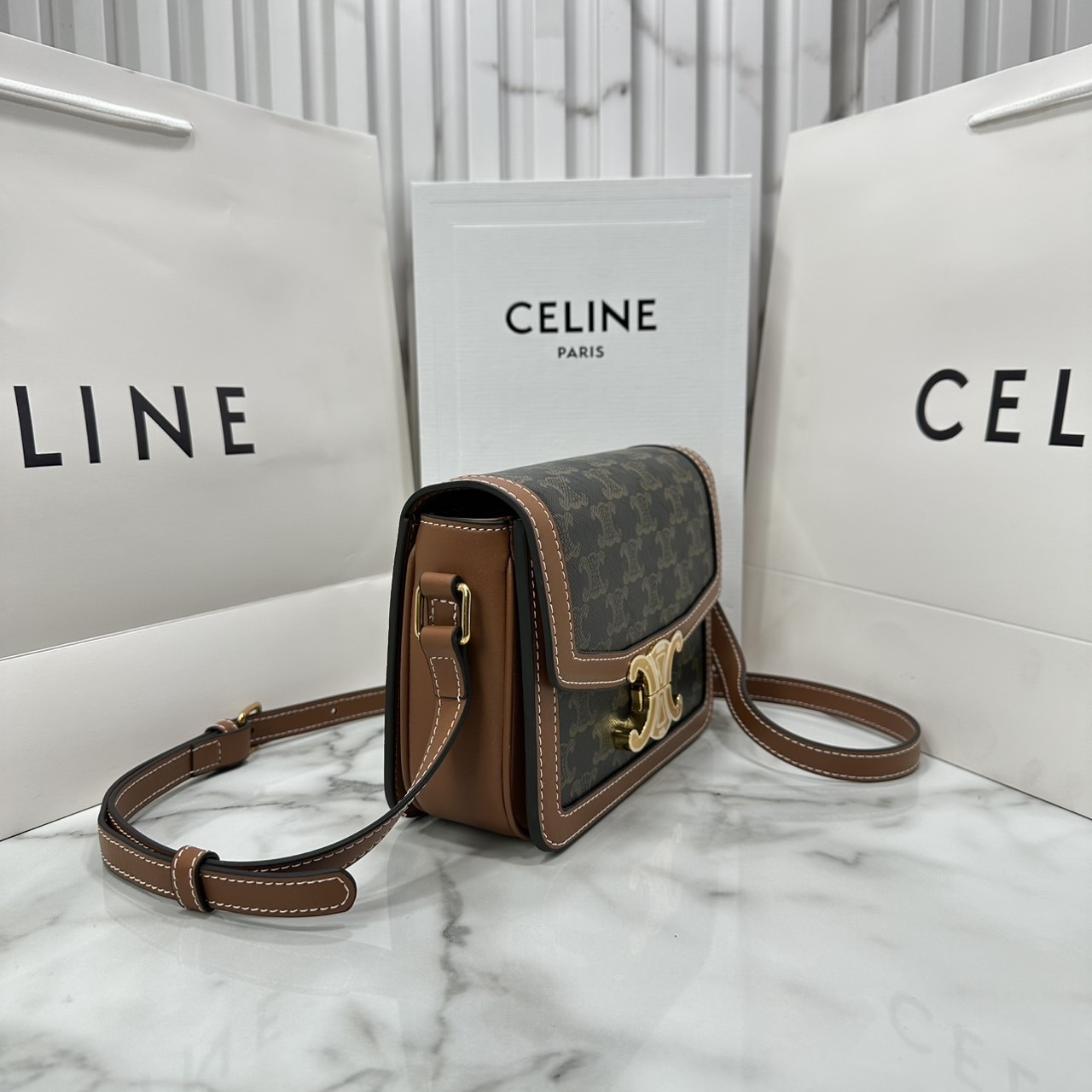 ORI หนังแท้ | 7" CELINE TRIOMPHE TEEN BAG in glossy leather กระเป๋าสะพายรุ่นยอดนิยม ถ่ายทอดให้เห็นถึงแก่นแท้ของสไตล์แบบ CELINE งานหนังเรียบเงาสวยหรูหรา