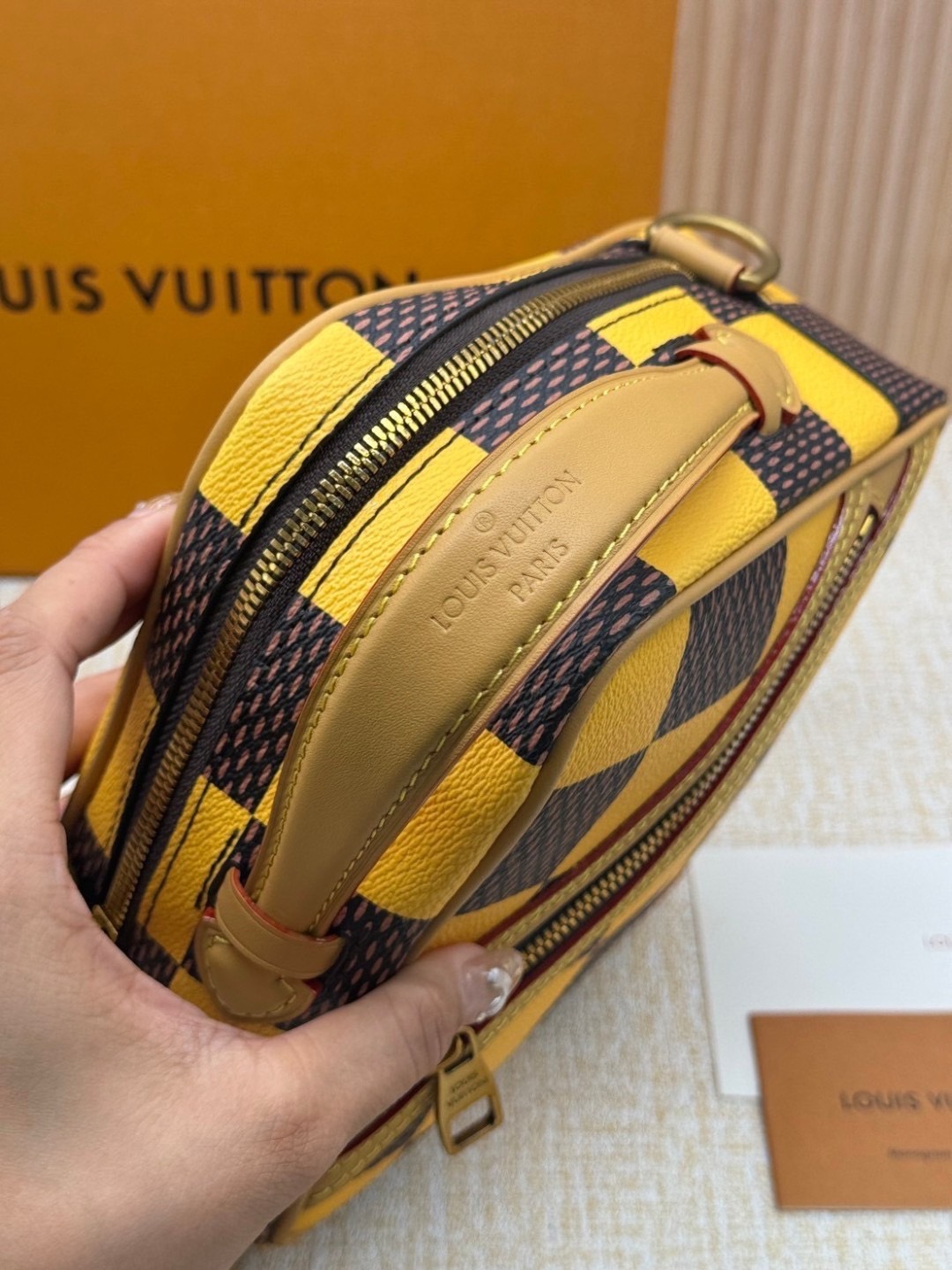 LV Chess Messenger Bag Jaune Mat / Green / Red / Blue กระเป๋าสะพายแมสเซนเจอร์ทรงเหลี่ยมรุ่นใหม่ ลายตารางหมากรุก Damier เอกลักษณ์ของความหรู โทนสีสดใสมีชีวิตชีวา ปรับลุคปัง กับการมาของความไฮคลาสรูปแบบใหม่ สุดไอโคนิค
