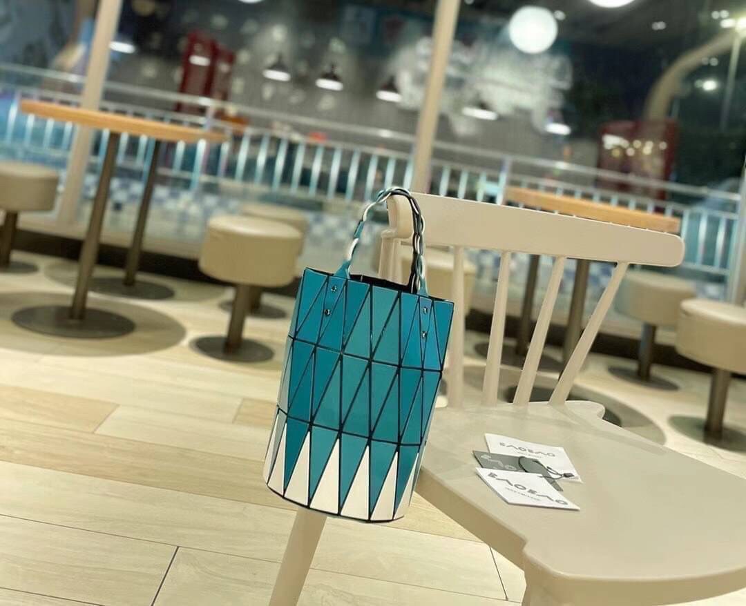 BAOBAO ISSEY MIYAKE BUCKET BAG / BAOBAO BASKET / ZIG-ZAG PATTERN TRIANGLE BASKET HANDBAG ภาพสินค้าถ่ายจากงานขายจริง ใช้งานต่างประเทศได้ค่ะ
