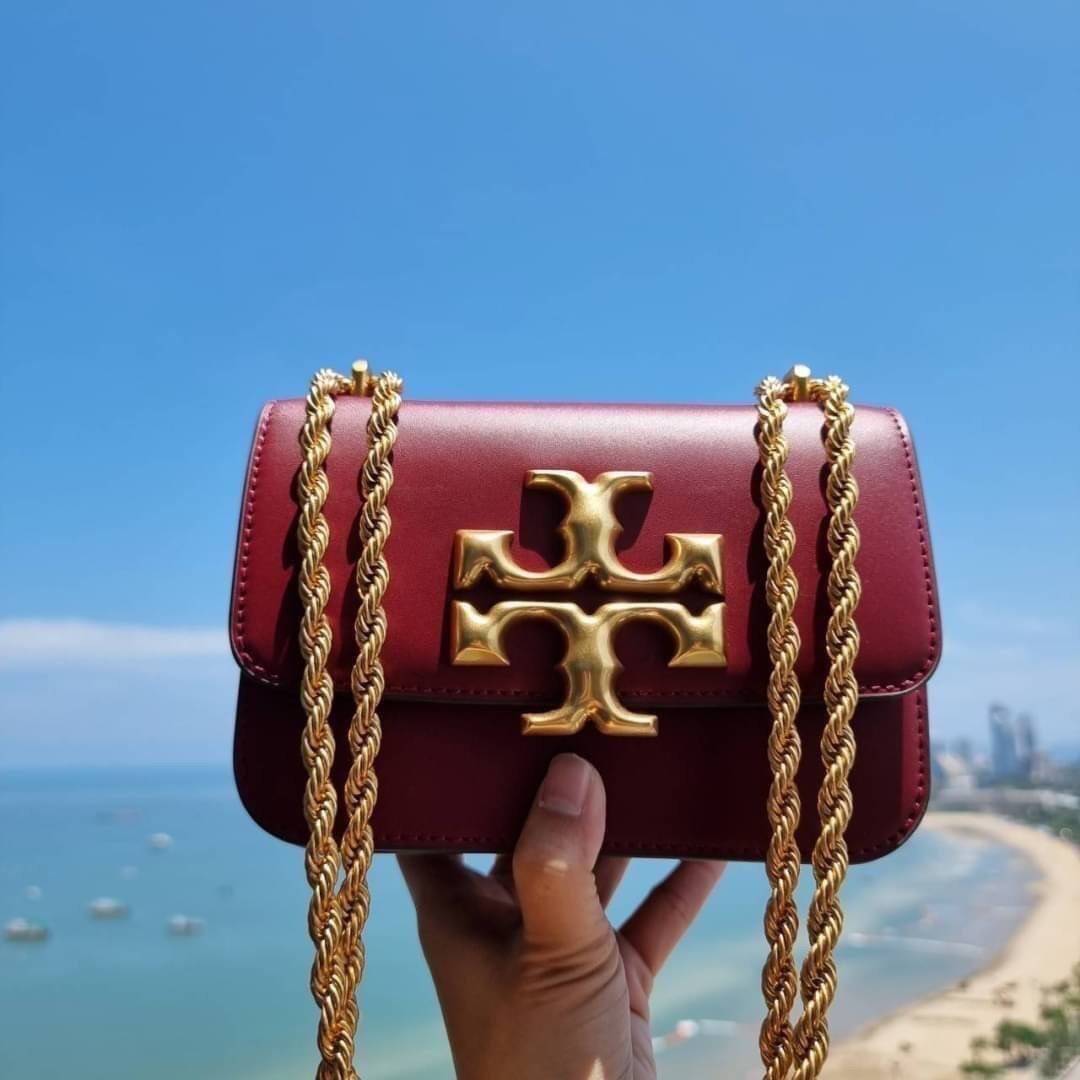 TORY BURCH ELEANOR SMALL CONVERTIBLE SHOULDER BAG ฮอตไอเท็ม รุ่นนี้ขายดีขายหมด สวยหรู คุณหนู ผู้ดี!! หายากมากแล้วน้า กระเป๋าสะพายข้าง ดีไซน์อยู่ทรง ขนาดกำลังสะดวกใช้สำหรับสาว วัสดุหนังแท้เต็มใบ สีทูโทน เปิด-ปิดด้วยแถบแม่เหล็ก ภายในแบ่งสัดส่วนได้เป็นอย่างด