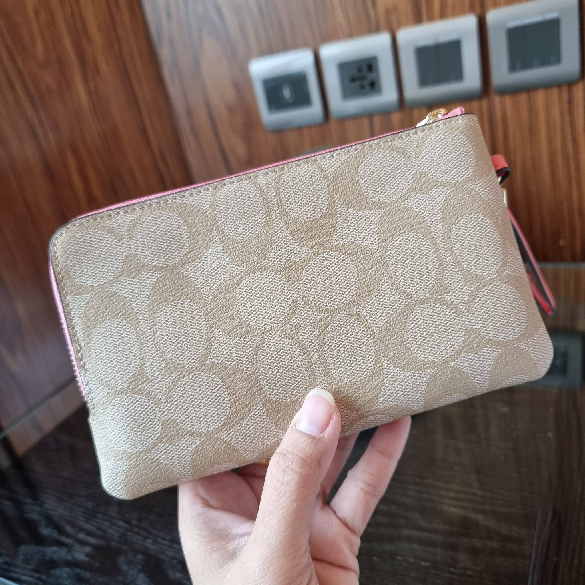 COACH F87591 DOUBLE CORNER ZIP WALLET IN SIGNATURE COATED CANVAS คล้องมือรุ่น 2 ซิป!! มาแล้วจ้า 🌟🤗 ไซส์นี้คือเหมาะมือจริงๆ พกง่ายเช่นเคย ไม่ต้องกังวลว่าจะเกะกะหรือกินพื้นที่กระเป๋าหลัก วัสดุหนังแคนวาสเคลือบลาย มีช่องหลักแยก 2 ช่อง ภายในบุผ