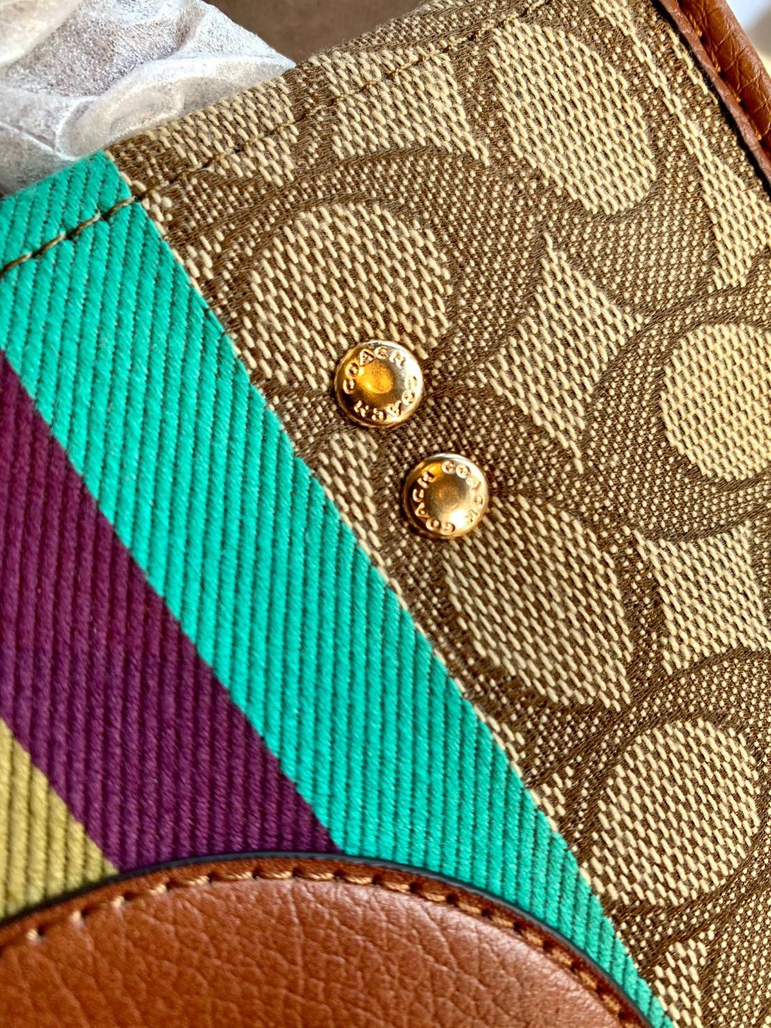 สวยๆอย่างนี้อดใจยังไงไหว!! Coach Dempsey Tote 21 In Signature Jacquard With Stripe And Coach Patch ((C5637)) ✈️พร้อมส่งความสวย! คุณภาพจัดเต็มเลยค่ะ กระเป๋าทรงTote ไซด์กลางๆ วัสดุ Jackquard+หนังแท้ ได้ลงตัวสวยงาม 🔺สีคอลเลคชั่นใหม่ล่าสุด! ด้า