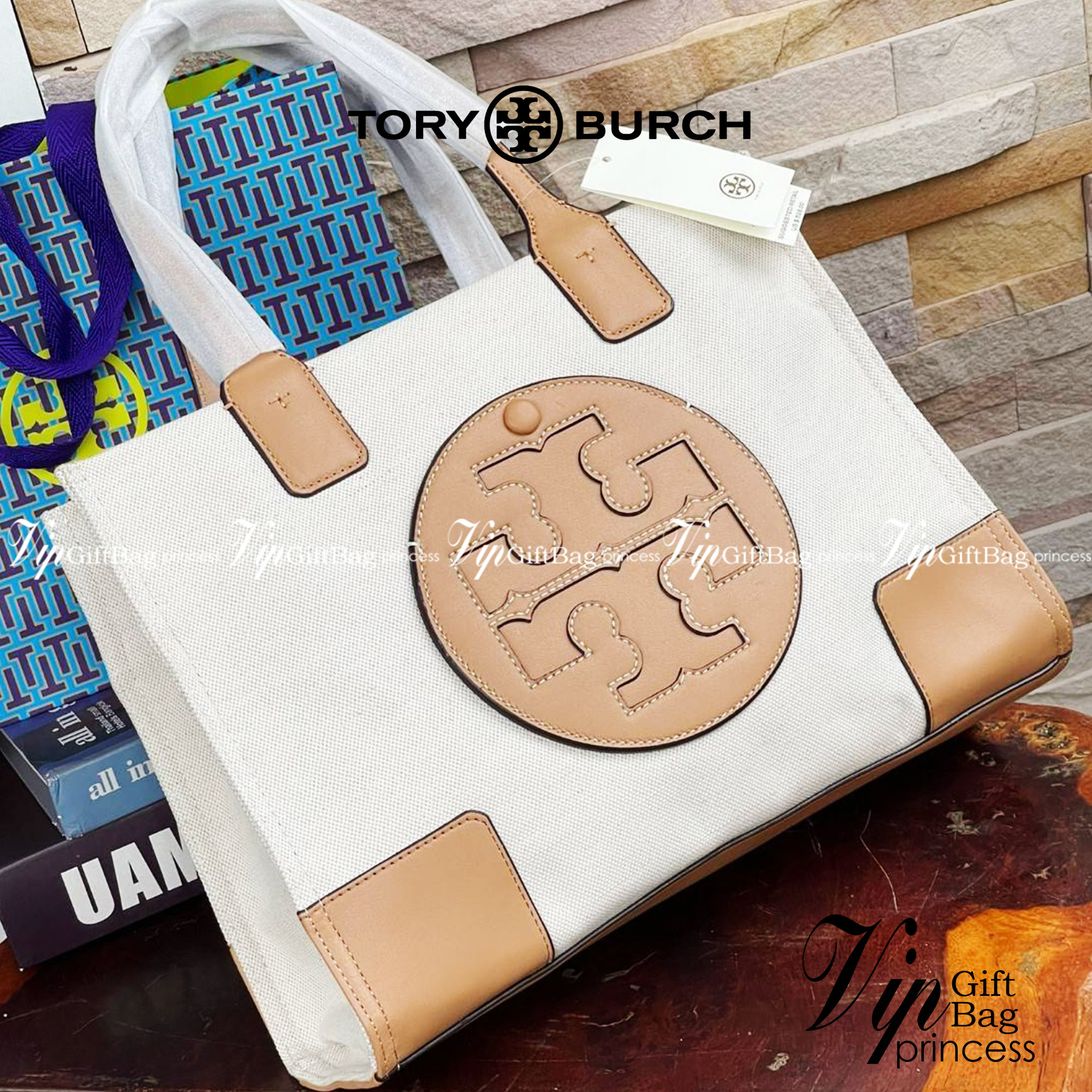 Tory Burch Ella maxi Logo Canvas Mini Tote Bag Collection นี้เป็นกระเป๋าที่ตอบโจทย์สาววัยทำงานอย่างมาก ด้วยโทนสีที่สุภาพ เรียบหรู อีกทั้งยังมีขนาดกำลังดีไม่ใหญ่จนเกินไปและยังบรรจุของได้จำนวนมาก จึงสามารถหิ้วไปทำงาน ชอปปิง หรือจะใช้เป็น Everyday Bag ในชีวิ