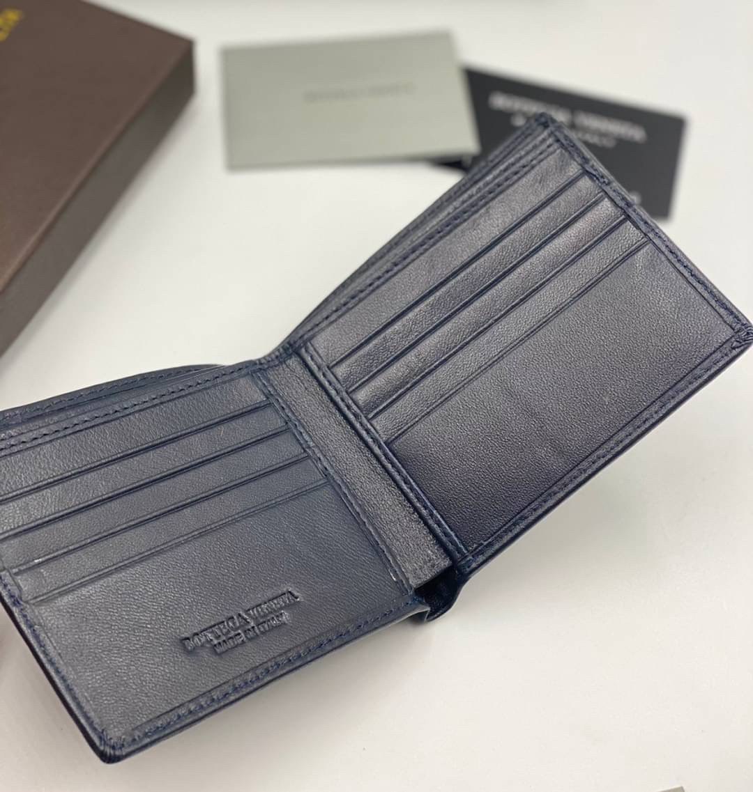 VIP 】หนังแท้ BOTTEGA VENETA WALLET กระเป๋าสตางค์ใบสั้นคุณผู้ชาย รุ่นตามหา มาเท่าไหร่ไม่เคยพอเลยค่า เป็นรุ่นคลาสสิกที่หยิบมาใช้งานได้บ่อยที่สุด งานหนังลูกวัวแท้ทั้งใบสวยมากนะคะ ใช้ทนทานได้นานเลยค่ะ ภาพสินค้าถ่ายจากงานขายจริง พร้อมส่งที่ไทยราคาสุดคุ้มห้ามพล