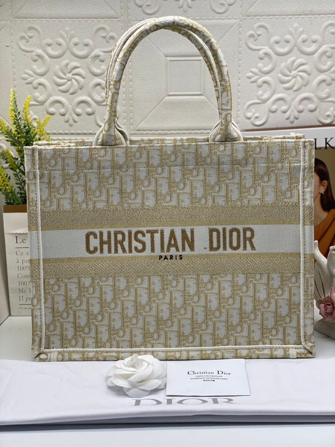 CHRISTIAN MEDIUM DIOR BOOK TOTE เอกลักษณ์ของความหรู เป็นทางช็อปปิ้งBag ที่ต้องมี ภายในโล่งกว้างมาก ใส่ของแบบแน่นๆ จุๆไปได้เลย น้ำหนักเบาสบาย งานออริปักขึ้นรูปสวยมาก มี code stamp พร้อมส่งที่ไทย ภาพสินค้าถ่ายจากงานขายจริง ใช้งานต่างประเทศได้ค่ะ