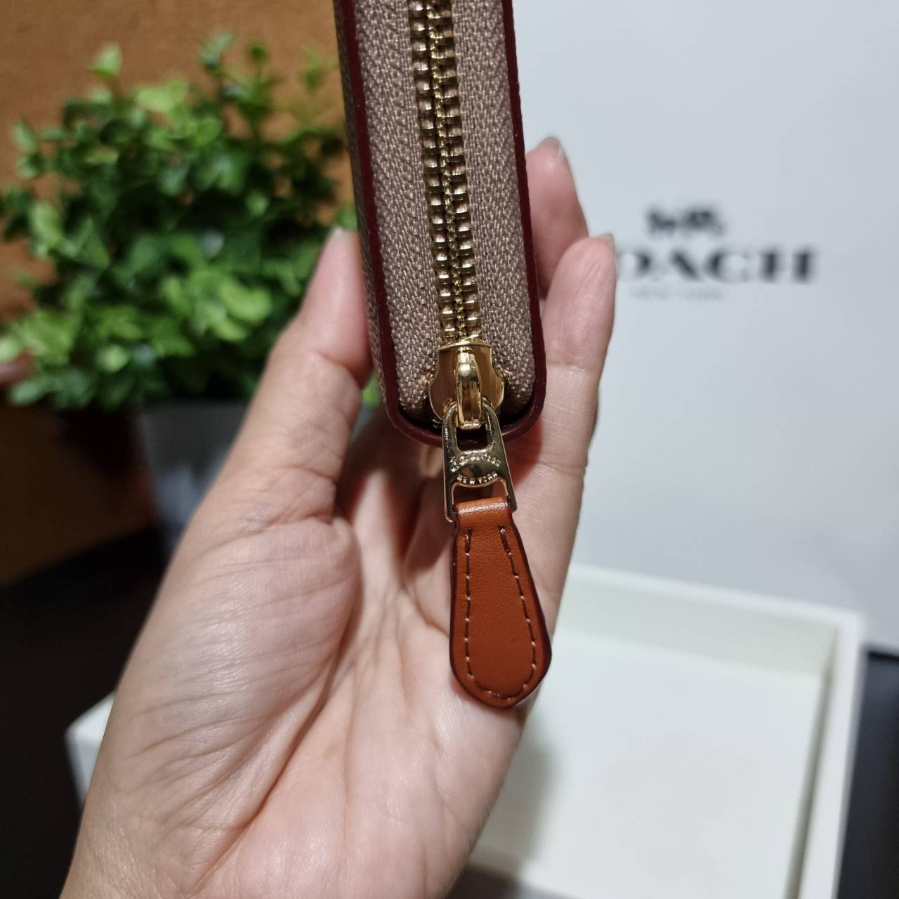 ของแท้ 💯% COACH 31546 ACCORDION ZIP WALLET IN COLORBLOCK SIGNATURE CANVAS กระเป๋าสตางค์ใบยาวรุ่นขายดี!! ขายหมดทุกสี!! 🔥🔥 สาวๆต้องยกให้เป็นไอเท็มที่ขาดไม่ได้เลยน้า วัสดุหนังแคนวาสเคลือบ ภายในเป็นหนังแท้ เปิด-ปิดด้วยซิปรอบ ใส่บัตรได้