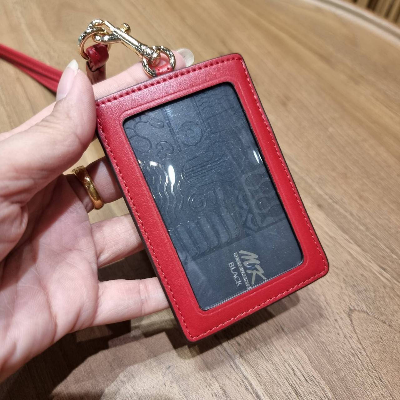 COACH C3305 ID LANYARD IN COLORBLOCK SIGNATURE CANVAS ง่ายๆแบบไม่ธรรมดา!! คลาสสิคแต่มีดีเทลโดดเด่น!! กระเป๋าถนอมบัตร พร้อมสายคล้องคอ ดีไซน์ลวดลายสวย ดูดีทุกแบบ ใช้งานง่าย พกพาสะดวก จะใส่บัตรพนักงาน บัตรเครดิต บัตรปชช. ใบขับขี่ และบัตรอื่นๆที่อยากจะใส่!! ต