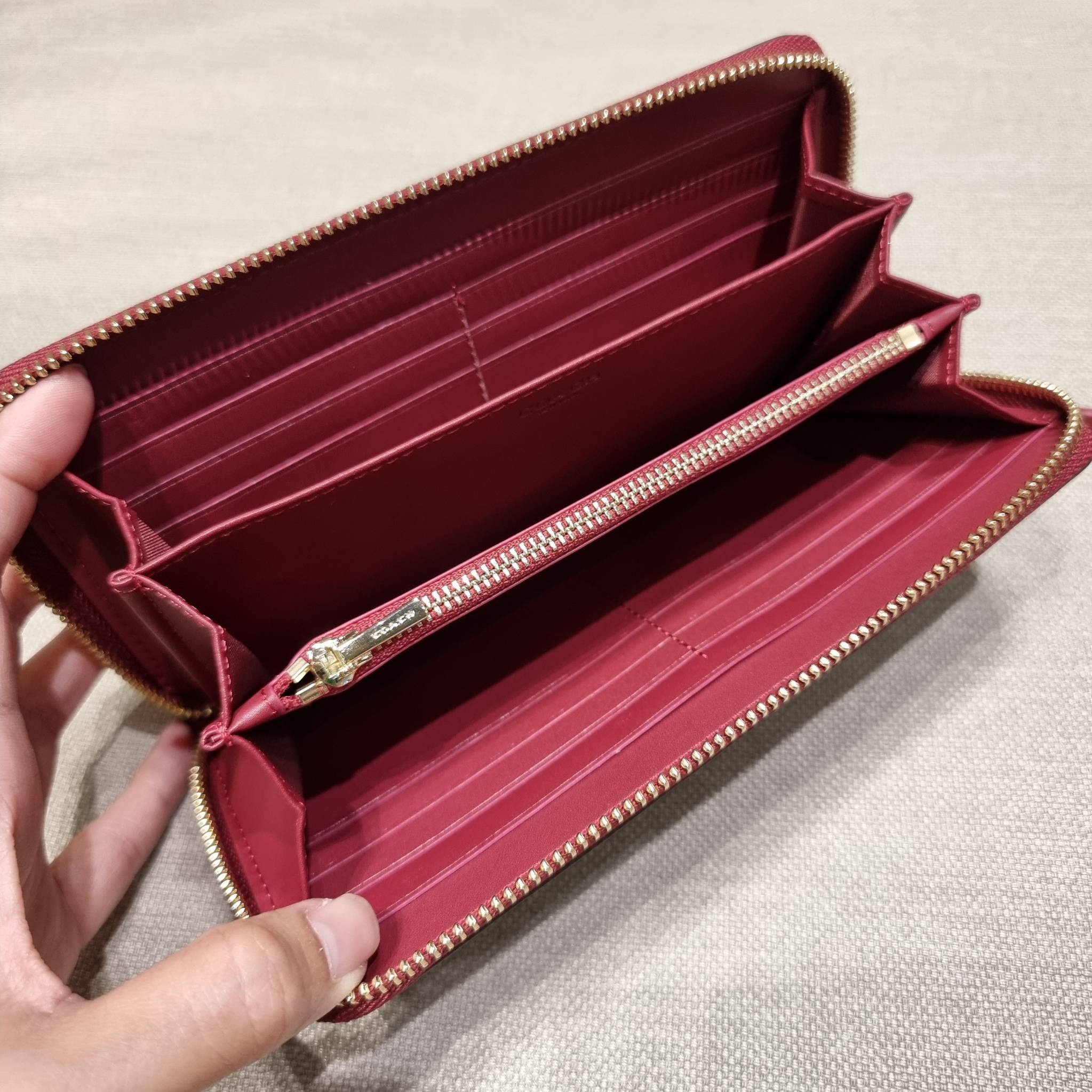 COACH C7410 LONG ZIP AROUND WALLET WITH ORNAMENT PRINT ความสวยต้องส่งต่อ!! คอลเลคชั่นใหม่ 2IN1 คุ้มค่าแบบที่สุด กระเป๋าสตางค์กึ่งคล้องมือ ดีไซน์ลวดลายสดใส น่ารักน่าใช้ คลาสสิคใช้ง่าย ไม่มีเบื่อ วัสดุหนังแคนวาสเคลือบลาย มาพร้อมสายคล้องมือ ถอดออกได้ ภายในใส